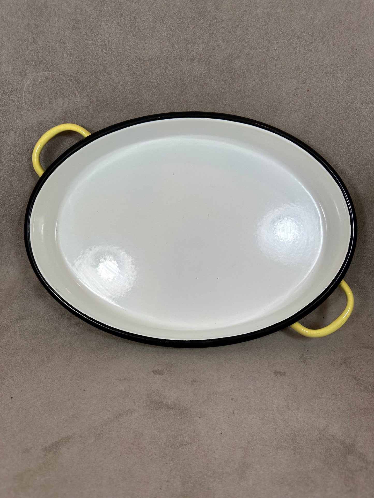 Set de 4 plats en tôle émaillée jaune de différentes tailles vintage Made in France 1970