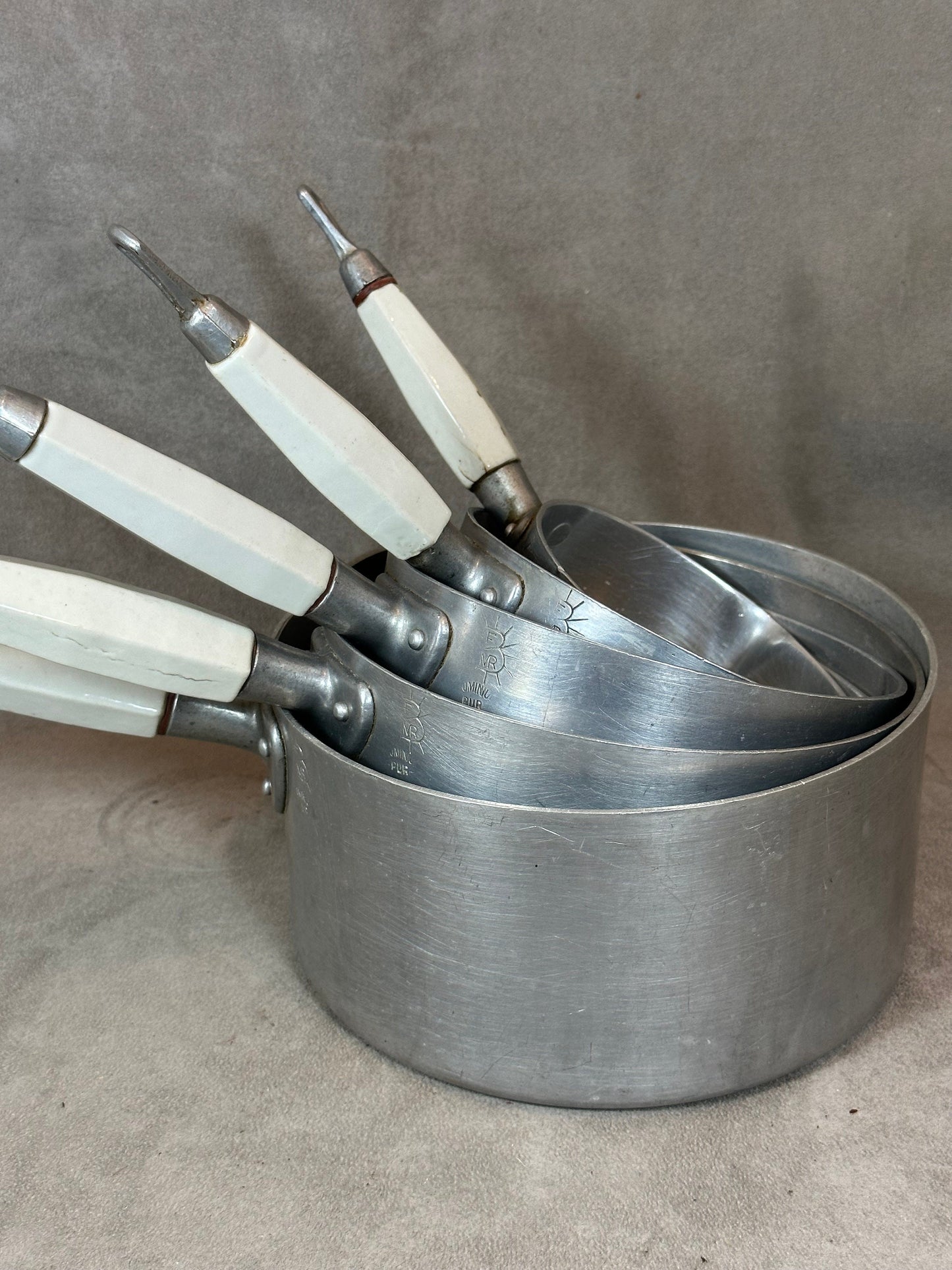 SELTENES Vintage 5-teiliges Aluminium-Kochgeschirrset mit Porzellangriffen. Hergestellt in Frankreich 1950