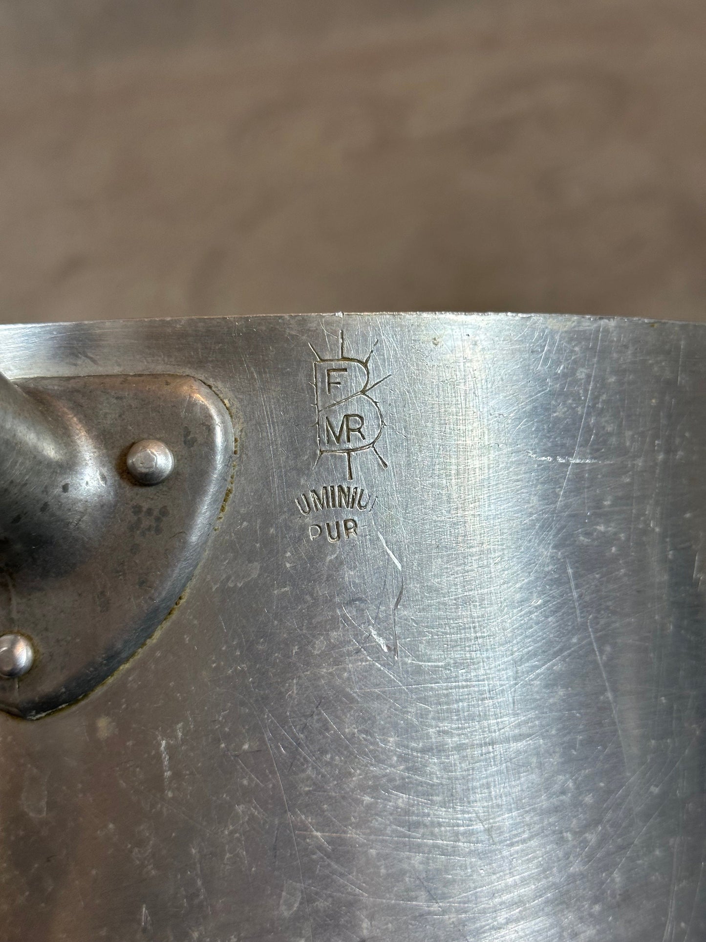 SELTENES Vintage 5-teiliges Aluminium-Kochgeschirrset mit Porzellangriffen. Hergestellt in Frankreich 1950