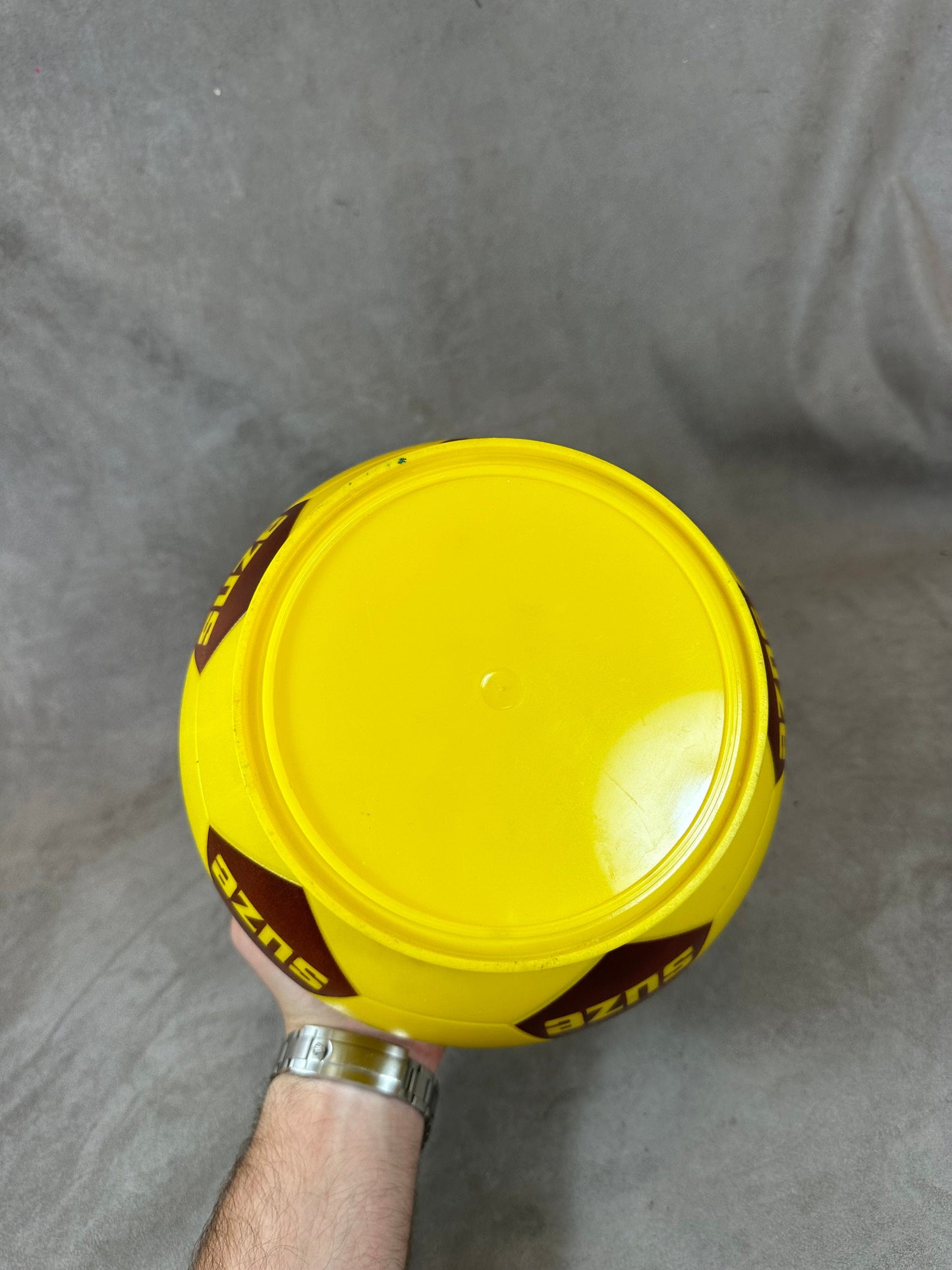 RARE Seau à glaçons en plastique jaune Suze en forme de ballon Coupe du Monde 1986