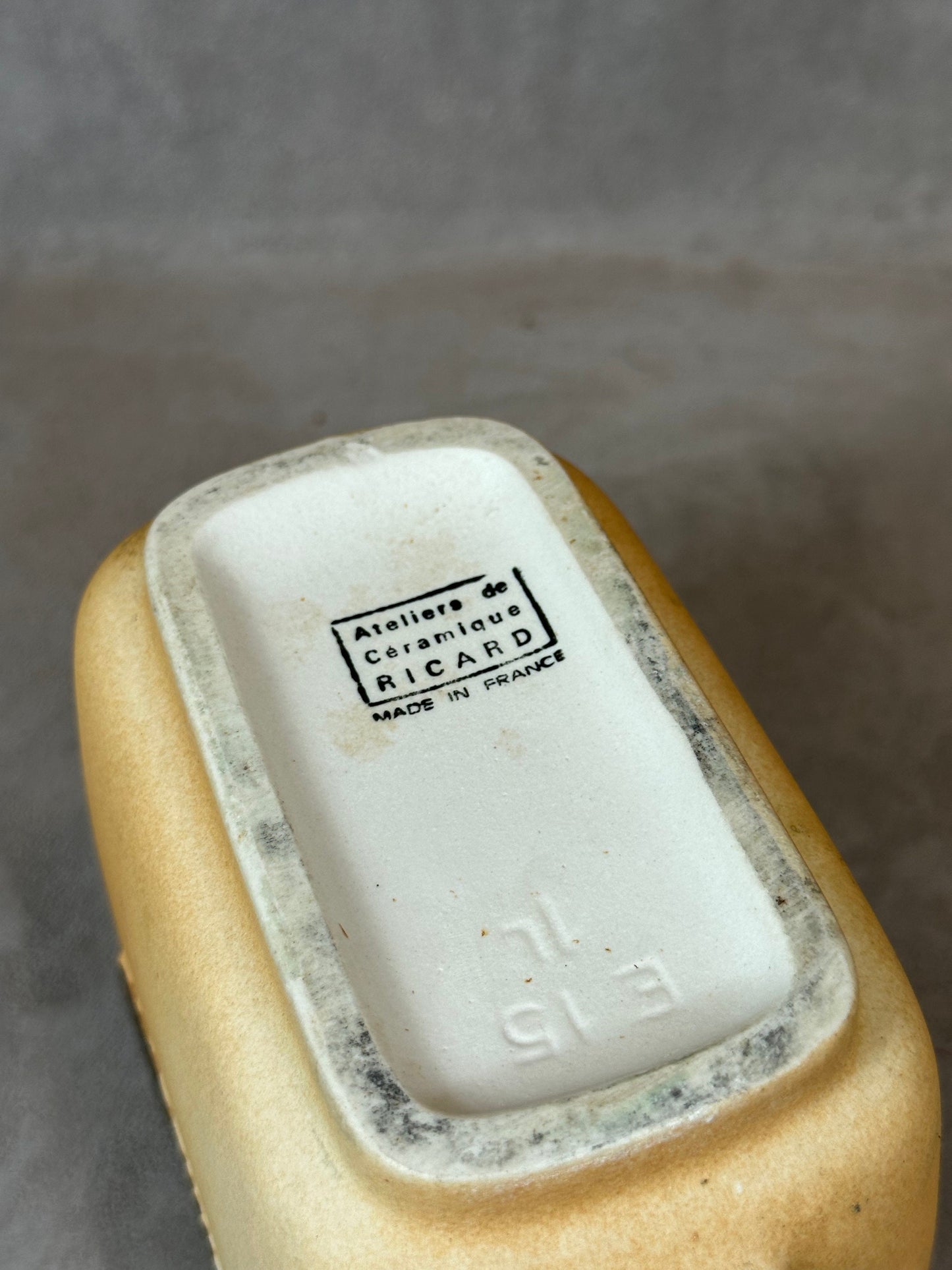 Ricard brauner Keramikkrug. Hergestellt in Frankreich in den 1970er Jahren.