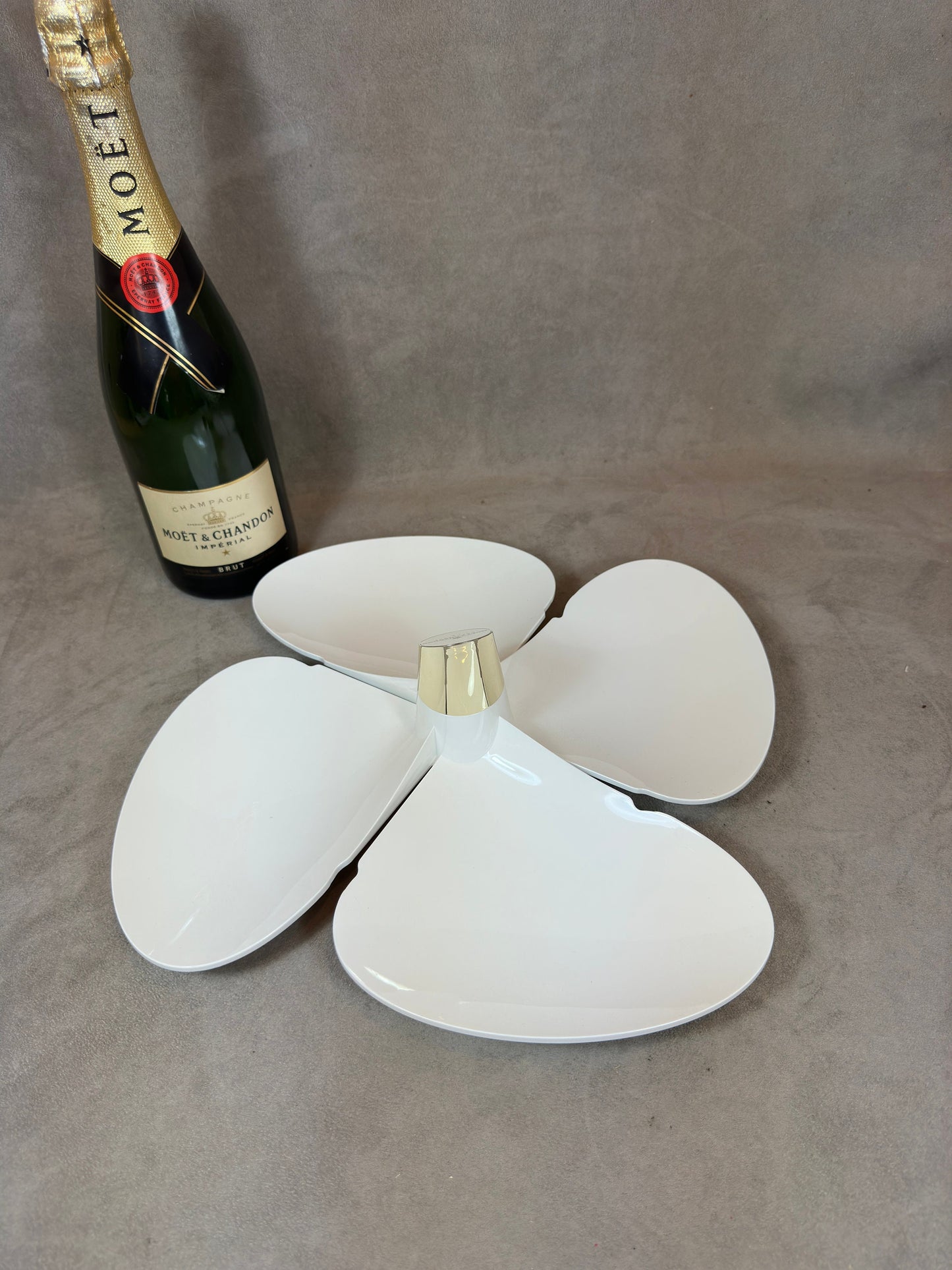 Présentoir Plat en forme d'hélice en plastique Moët & Chandon, Made in France, Vintage 1990