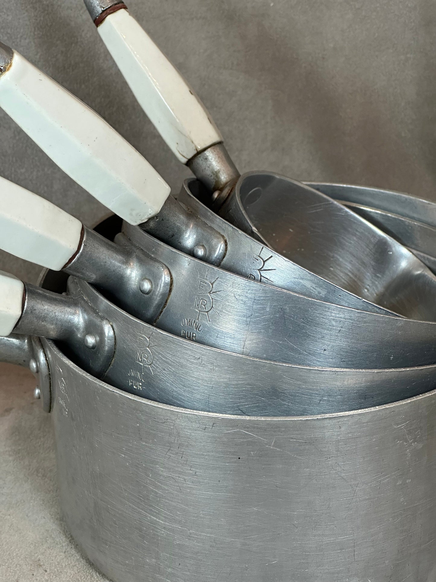 SELTENES Vintage 5-teiliges Aluminium-Kochgeschirrset mit Porzellangriffen. Hergestellt in Frankreich 1950