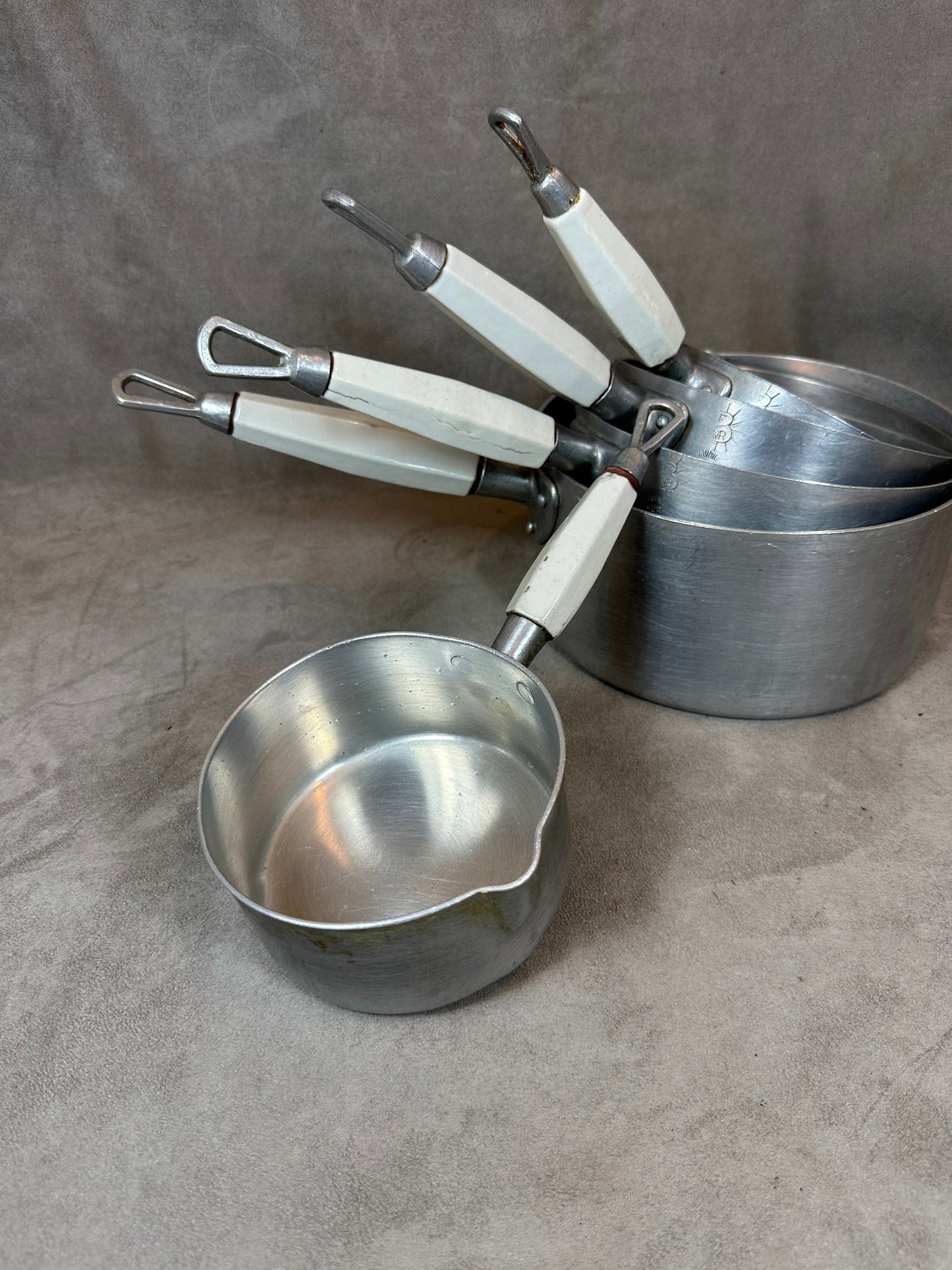 SELTENES Vintage 5-teiliges Aluminium-Kochgeschirrset mit Porzellangriffen. Hergestellt in Frankreich 1950