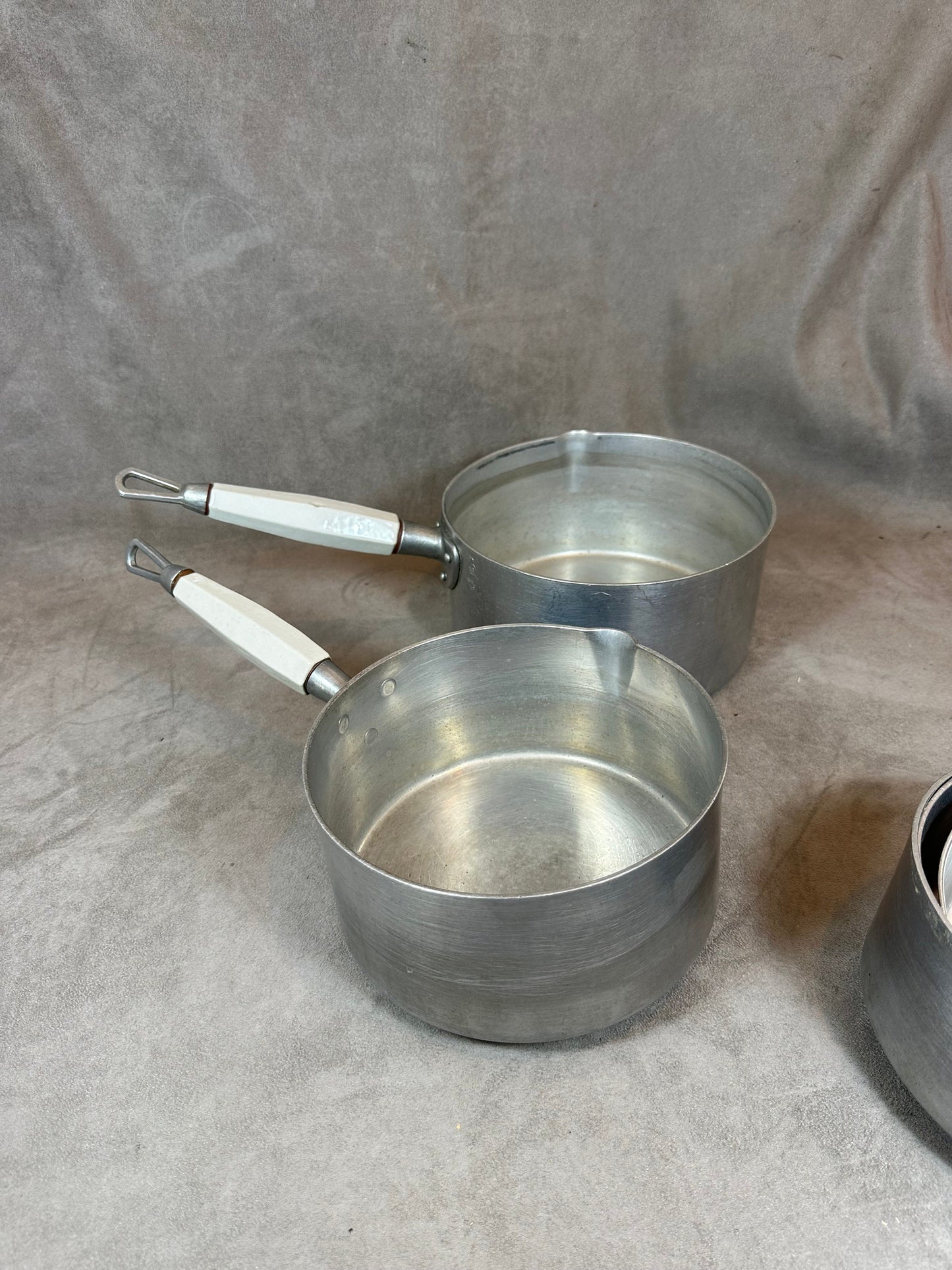 SELTENES Vintage 5-teiliges Aluminium-Kochgeschirrset mit Porzellangriffen. Hergestellt in Frankreich 1950