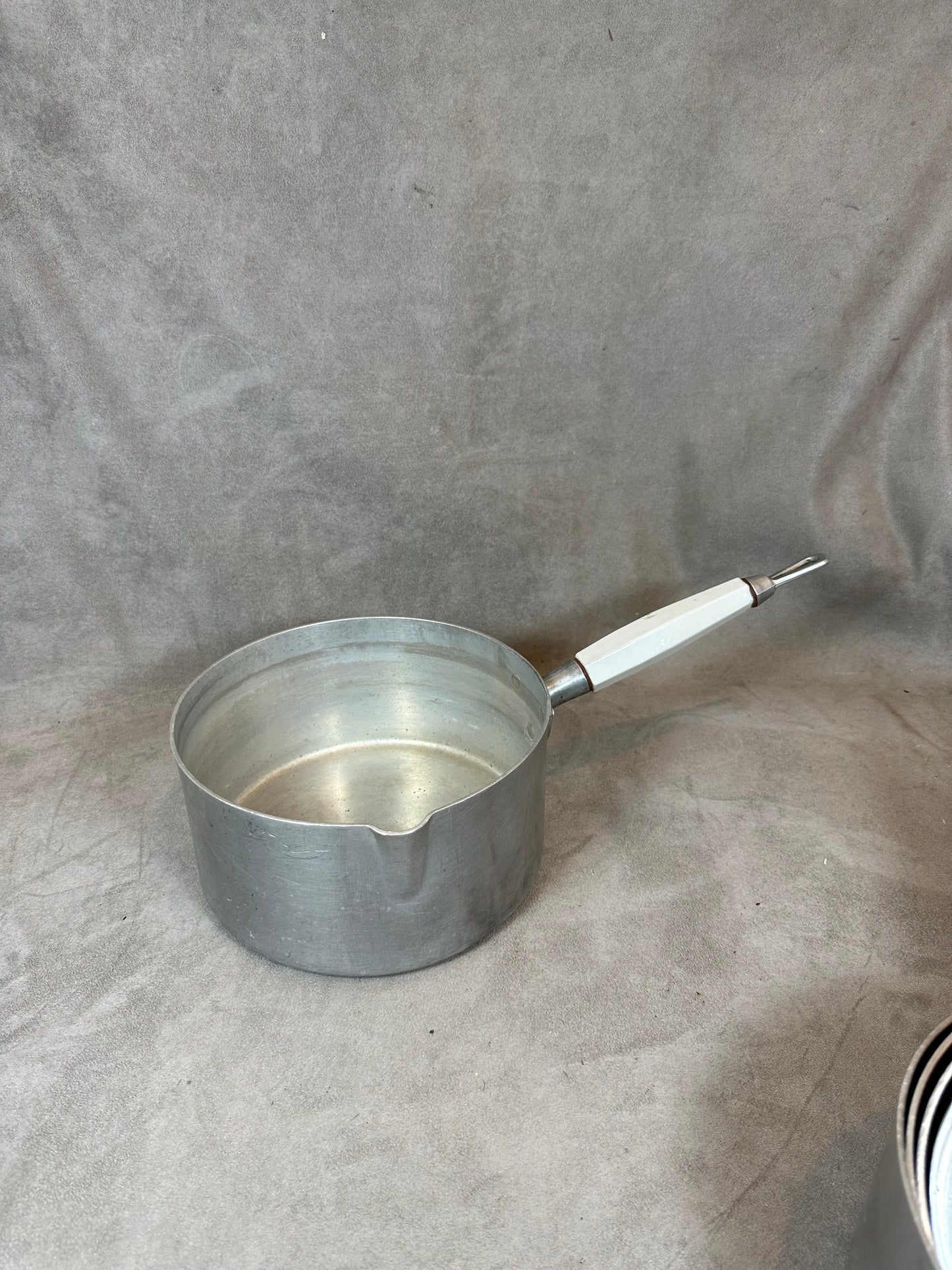 SELTENES Vintage 5-teiliges Aluminium-Kochgeschirrset mit Porzellangriffen. Hergestellt in Frankreich 1950