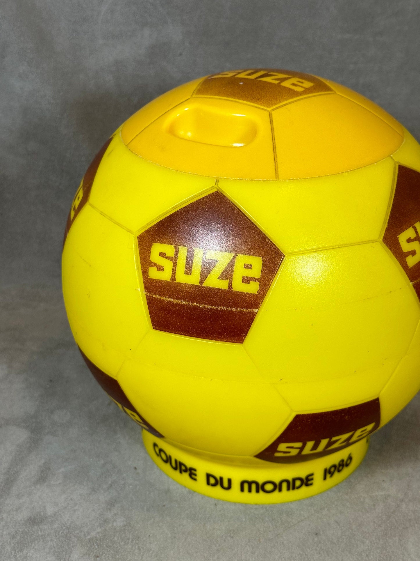 RARE Seau à glaçons en plastique jaune Suze en forme de ballon Coupe du Monde 1986