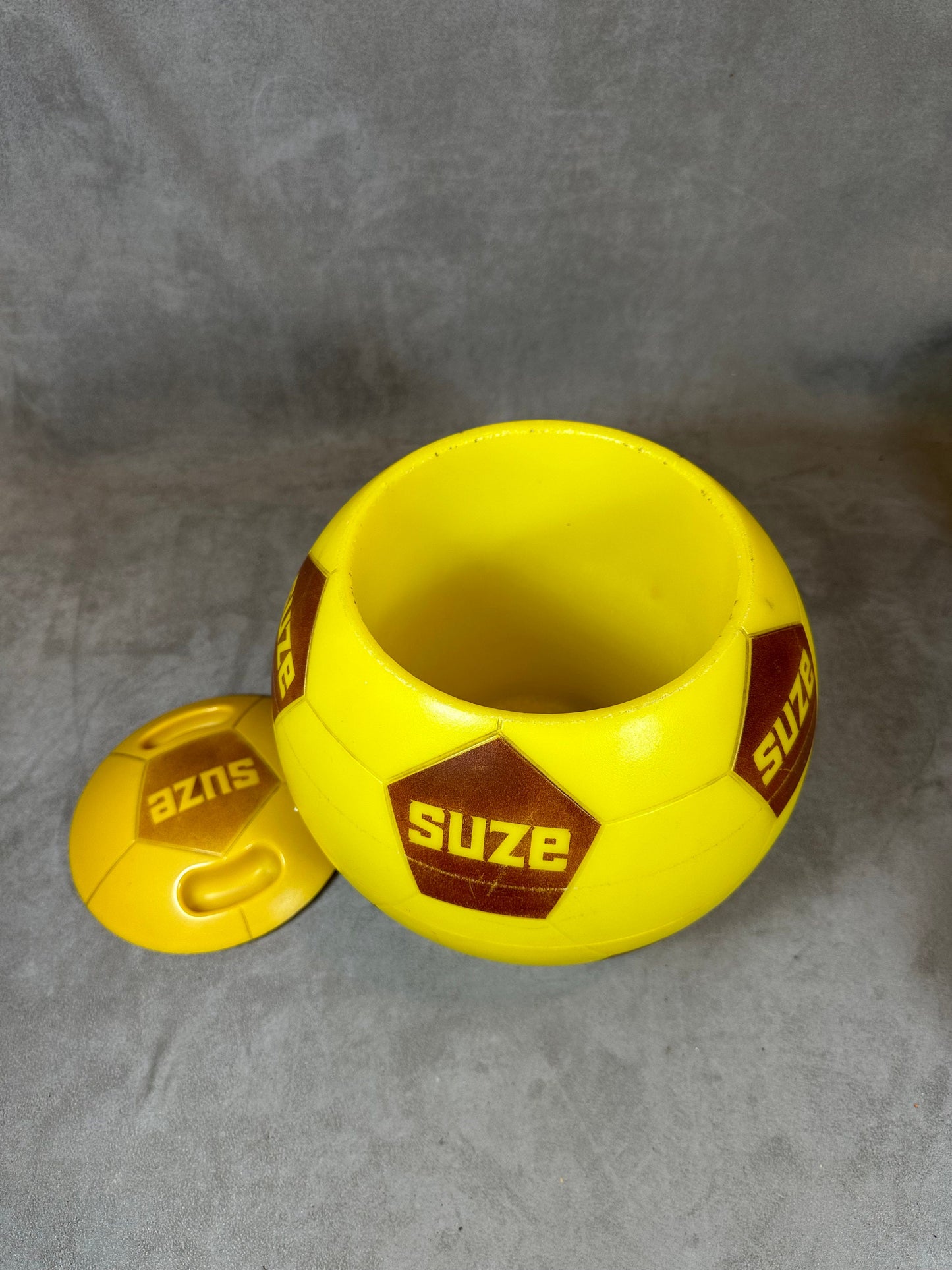 RARE Seau à glaçons en plastique jaune Suze en forme de ballon Coupe du Monde 1986