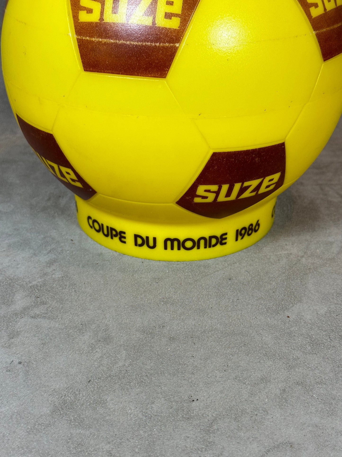 RARE Seau à glaçons en plastique jaune Suze en forme de ballon Coupe du Monde 1986