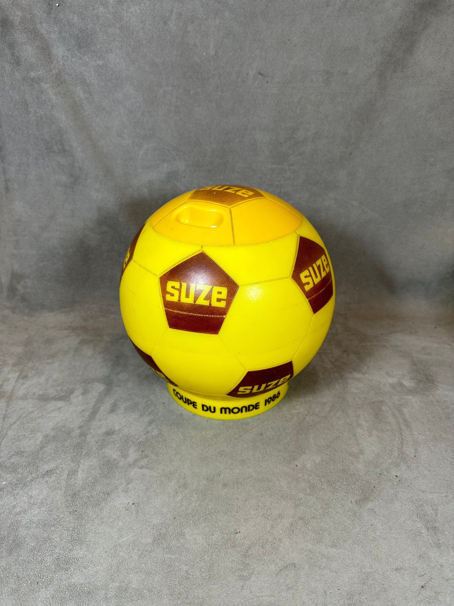 RARE Seau à glaçons en plastique jaune Suze en forme de ballon Coupe du Monde 1986