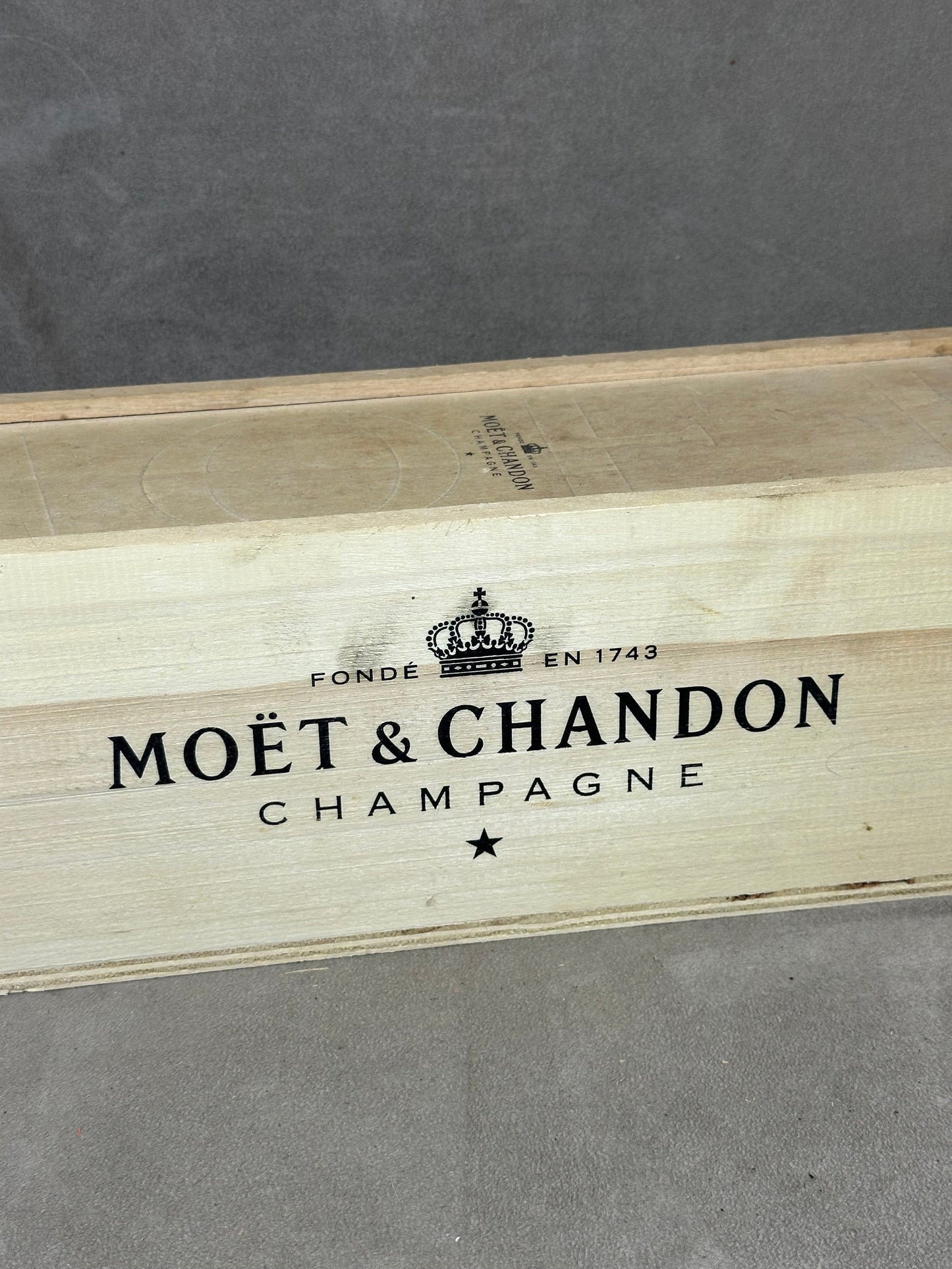 Caisse en bois pour bouteilles de champagne Moet&Chandon Made in France Années 1980