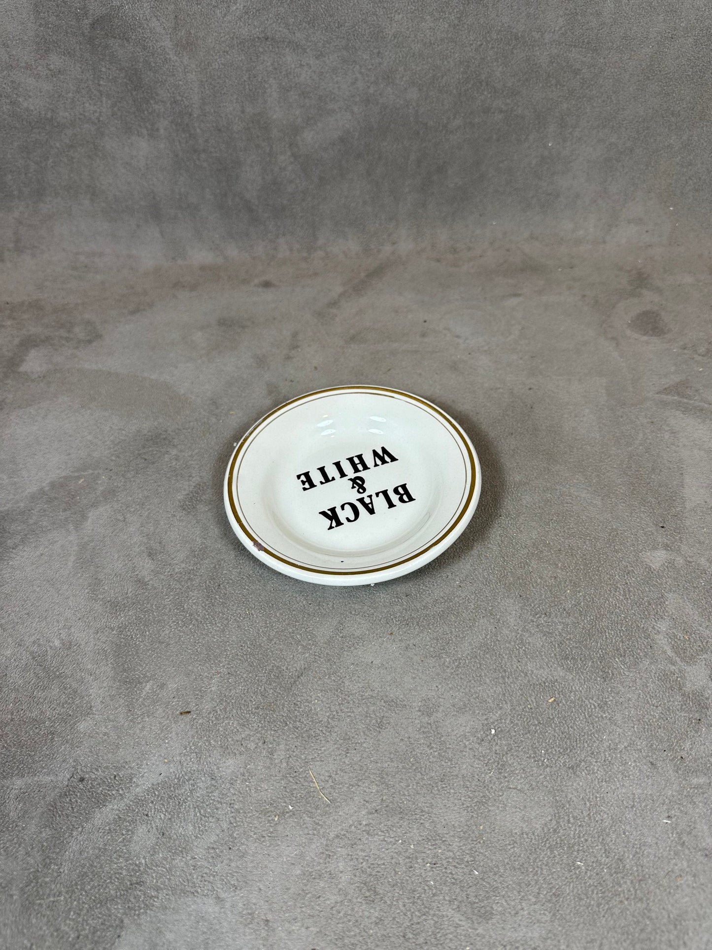 Cendrier Black&White Whisky vintage en porcelaine Keller et Guerin Années 1980