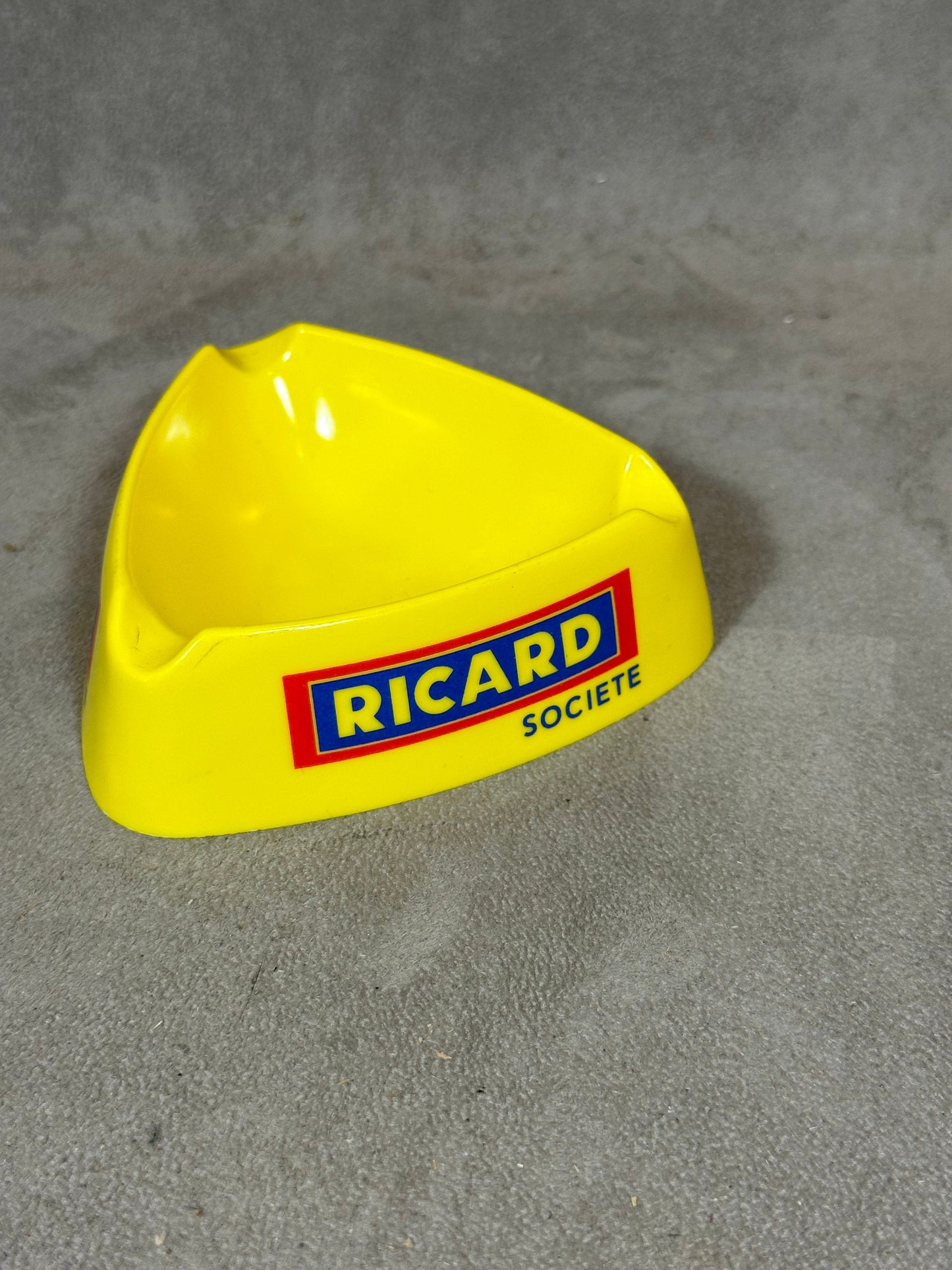 Ricard gelber dreieckiger Werbe-Bar-Aschenbecher aus Kunststoff, Vintage 1960er Jahre