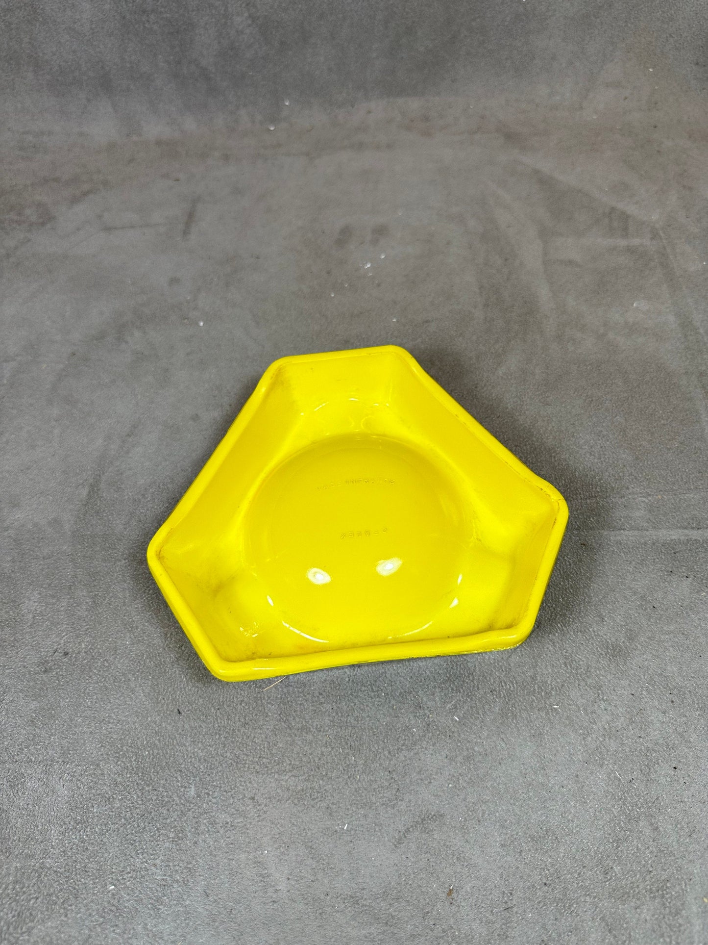 Ricard cendrier de bar triangulaire publicitaire jaune en verre Vintage 1960