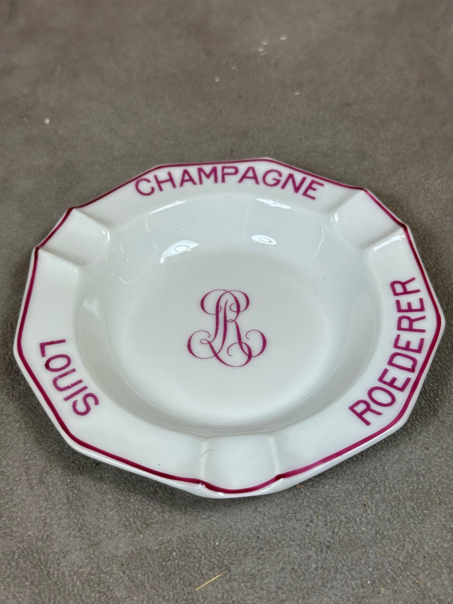 Aschenbecher Louis Roederer, Vintage-Werbeartikel, weiße Keramik mit rotem Rand, Champagner Reims, Frankreich, Vintage