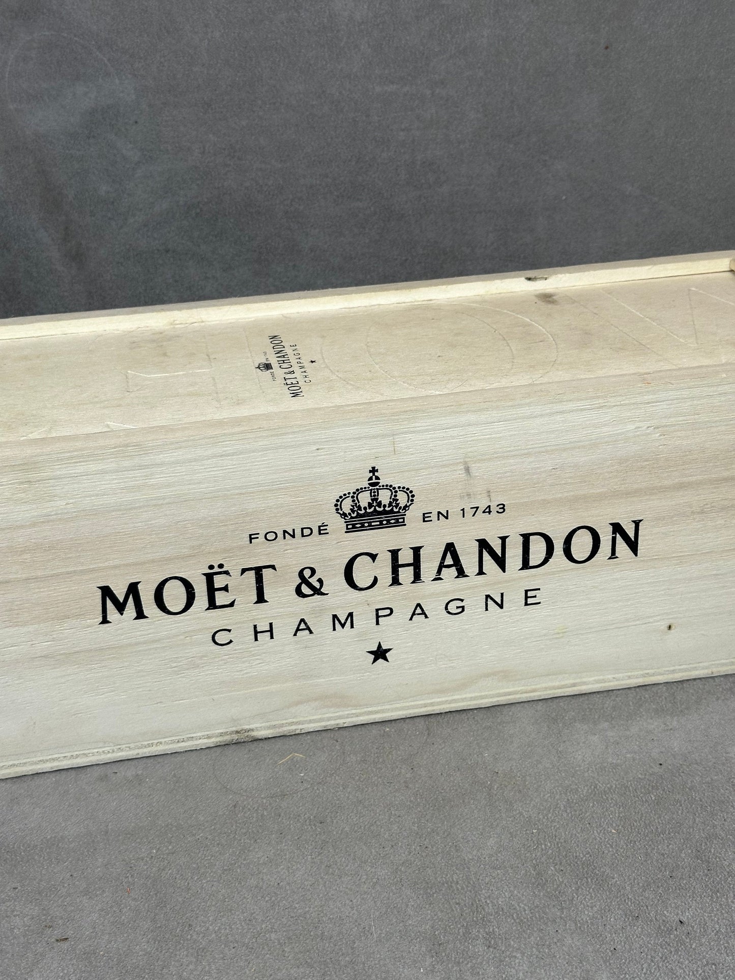 Caisse en bois pour bouteilles de champagne Moet&Chandon Made in France Années 1980