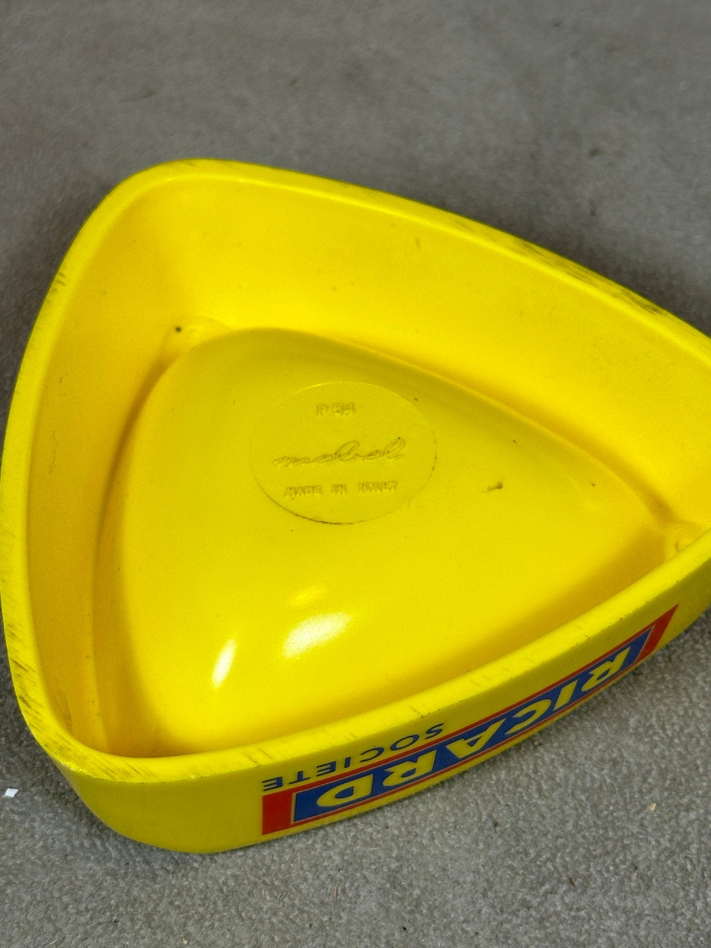 Ricard gelber dreieckiger Werbe-Bar-Aschenbecher aus Kunststoff, Vintage 1960er Jahre
