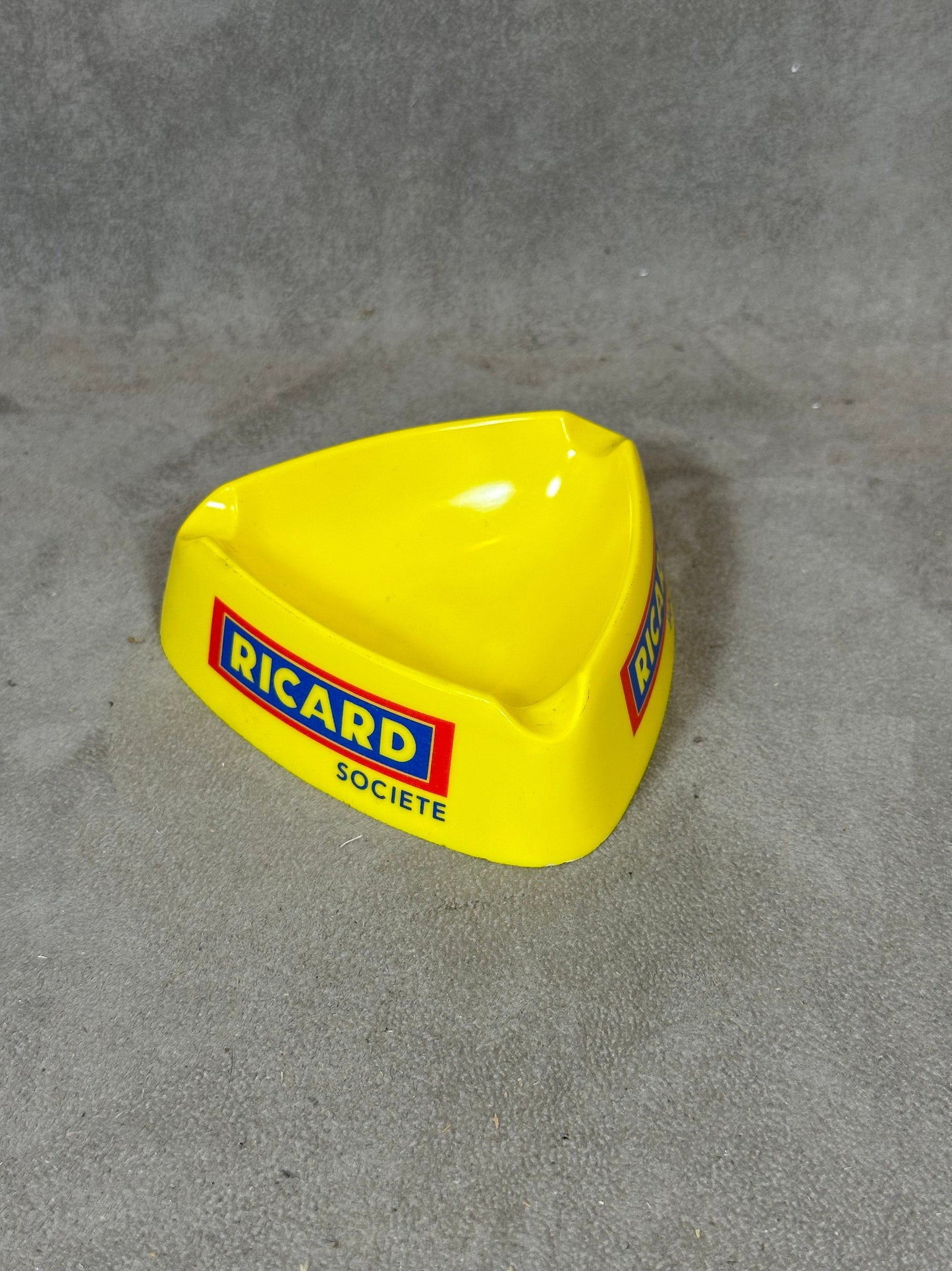 Ricard gelber dreieckiger Werbe-Bar-Aschenbecher aus Kunststoff, Vintage 1960er Jahre