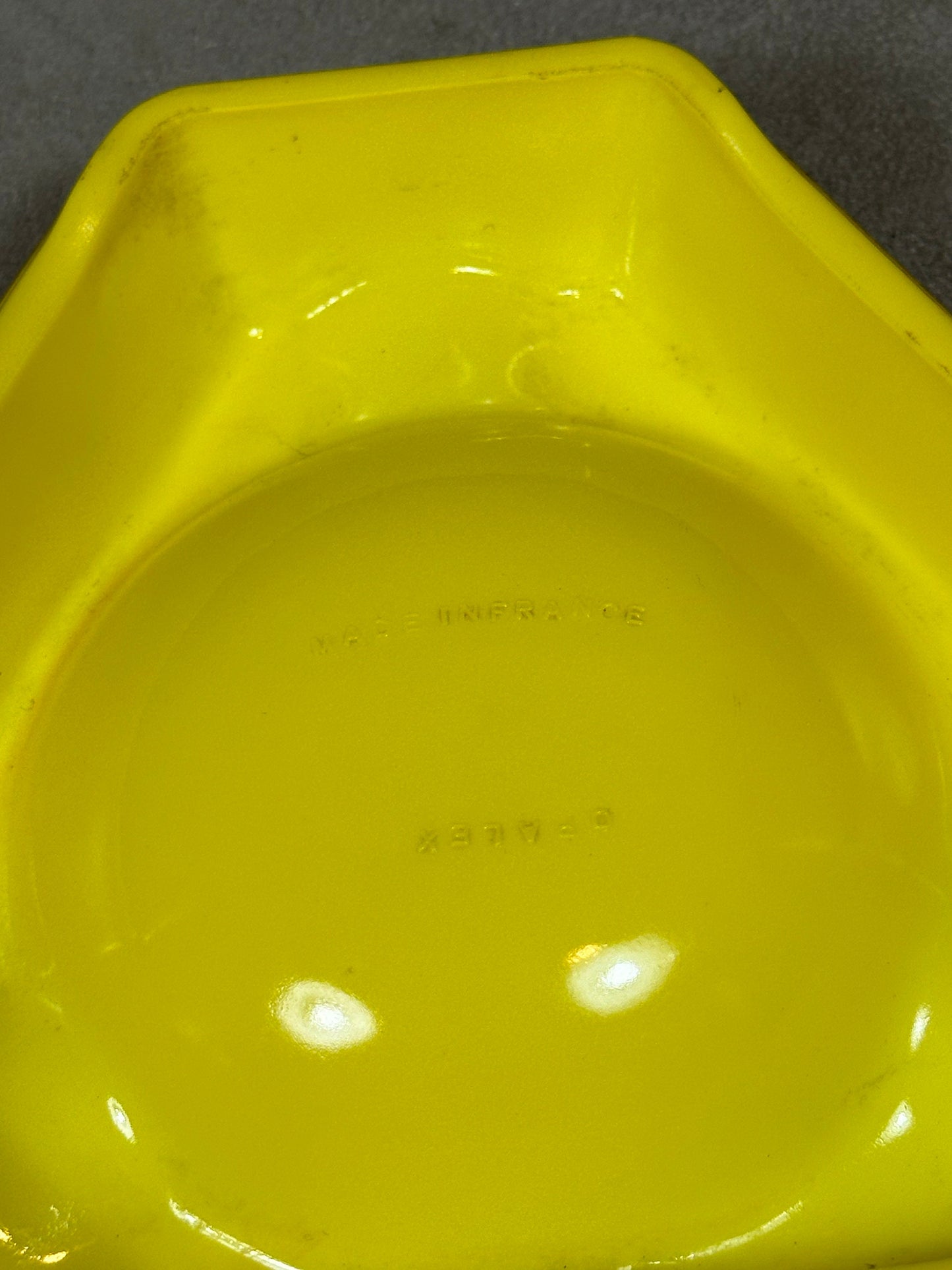 Ricard cendrier de bar triangulaire publicitaire jaune en verre Vintage 1960