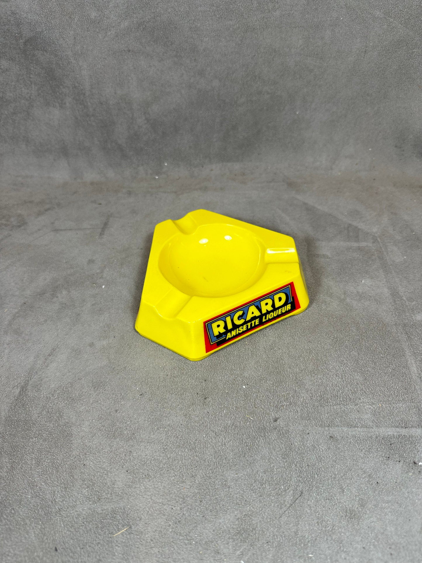 Ricard cendrier de bar triangulaire publicitaire jaune en verre Vintage 1960