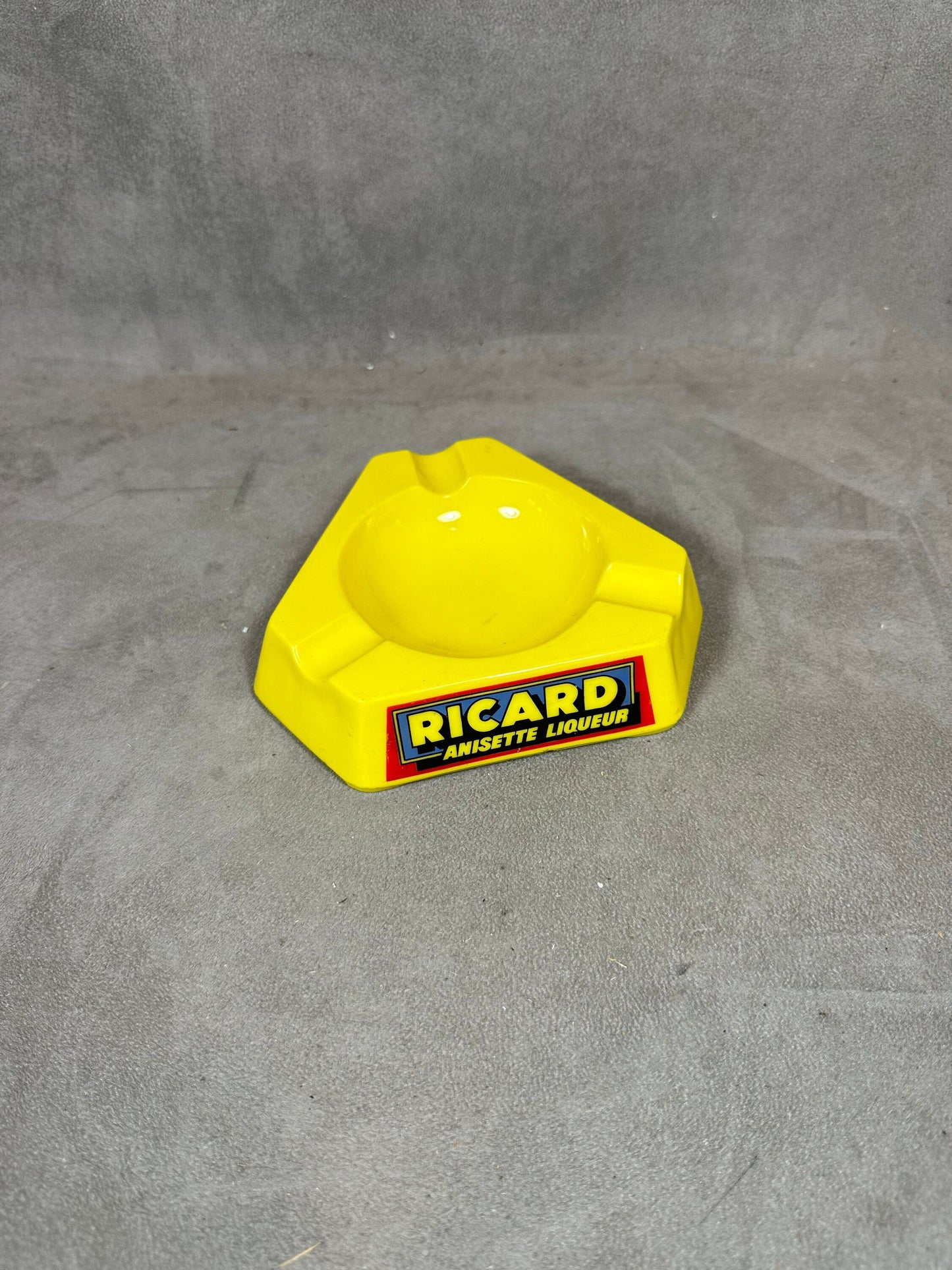 Ricard cendrier de bar triangulaire publicitaire jaune en verre Vintage 1960