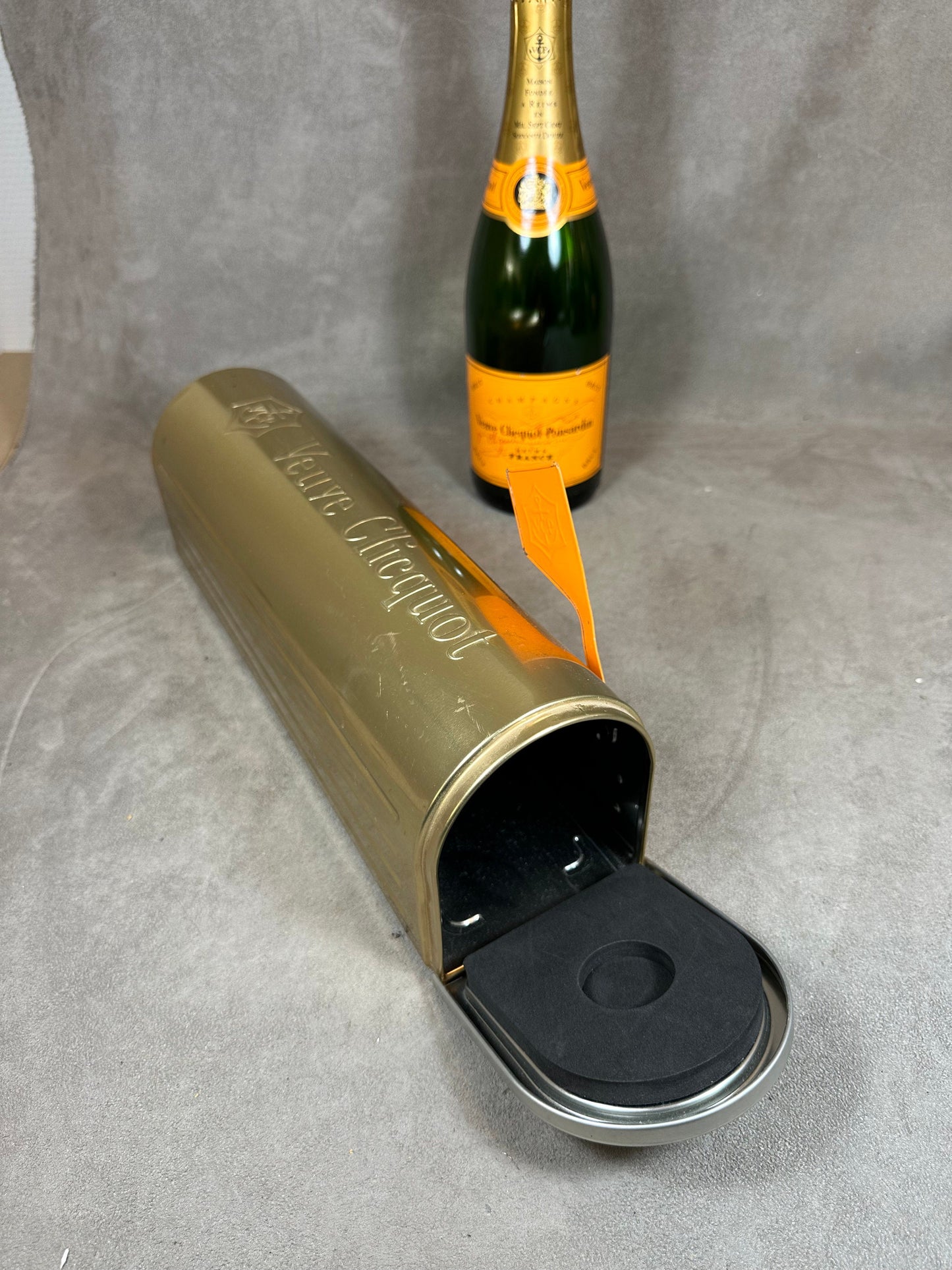 RARE boite métal or en forme de boite lettre US pour bouteille de champagne Veuve Clicquot Ponsardin Made in France Vintage 1980