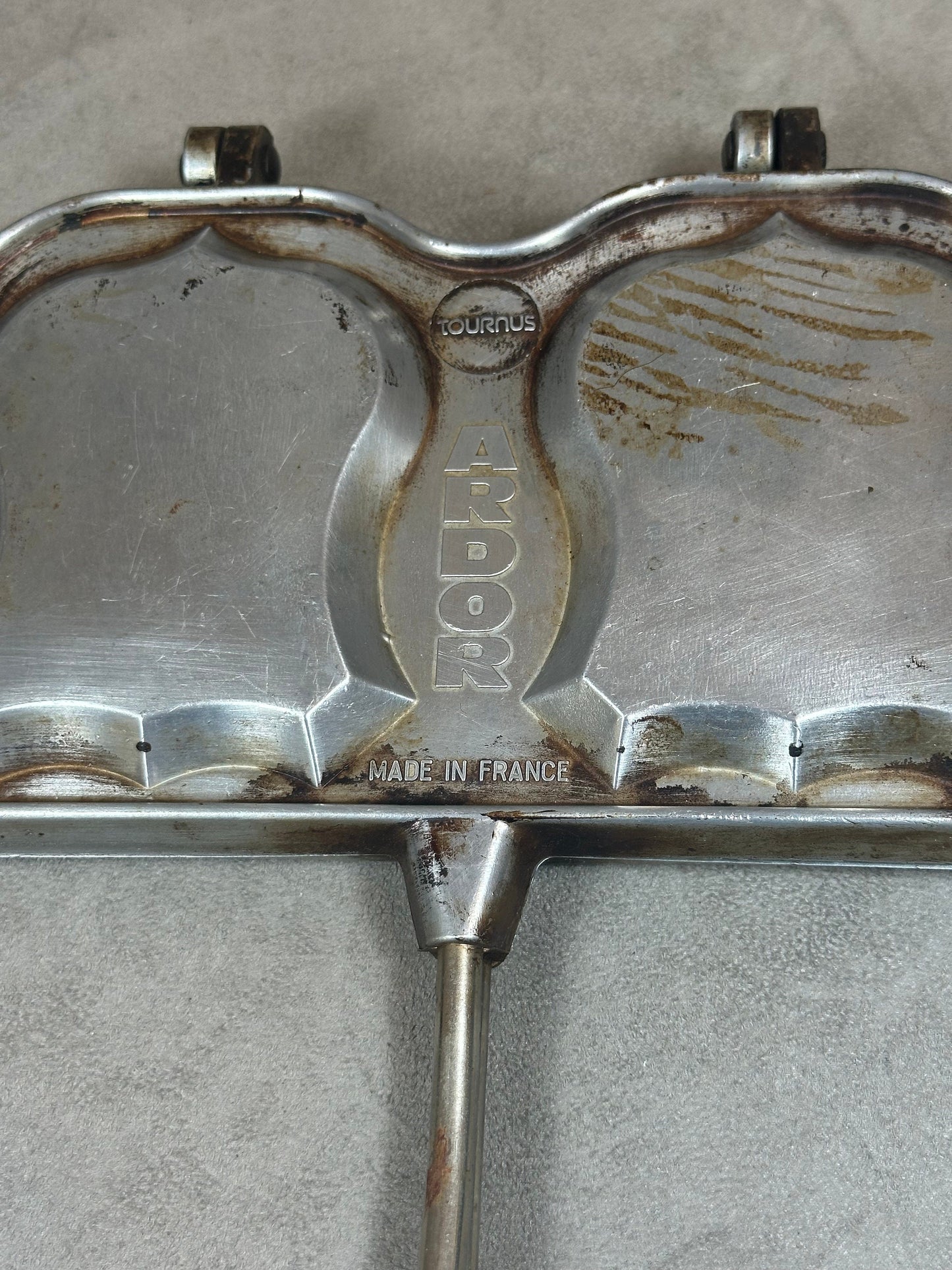 RARE Appareil à croque-monsieur 2 plaques en forme de blason en fonte d'aluminium avec poignées en bois toasteur Vintage Made in France 1950