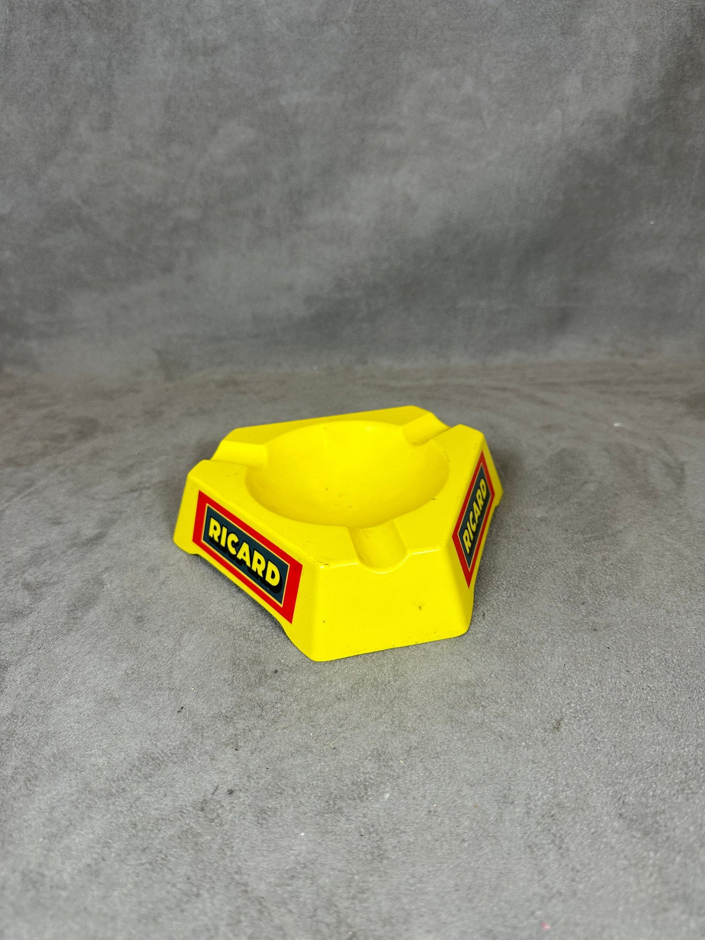 Ricard cendrier de bar triangulaire publicitaire jaune en plastique Vintage 1960