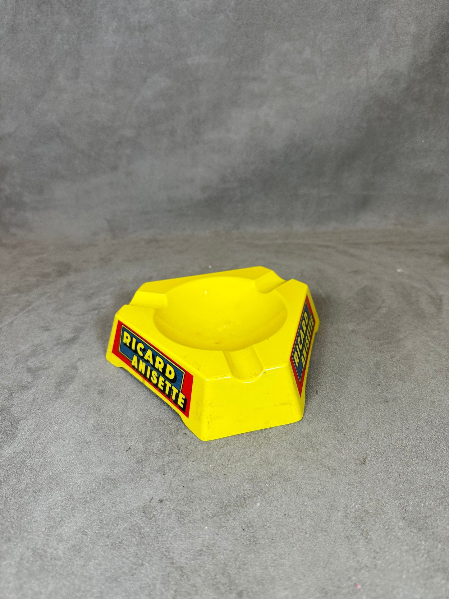 Ricard gelber dreieckiger Werbe-Bar-Aschenbecher aus Kunststoff, Vintage 1960er Jahre