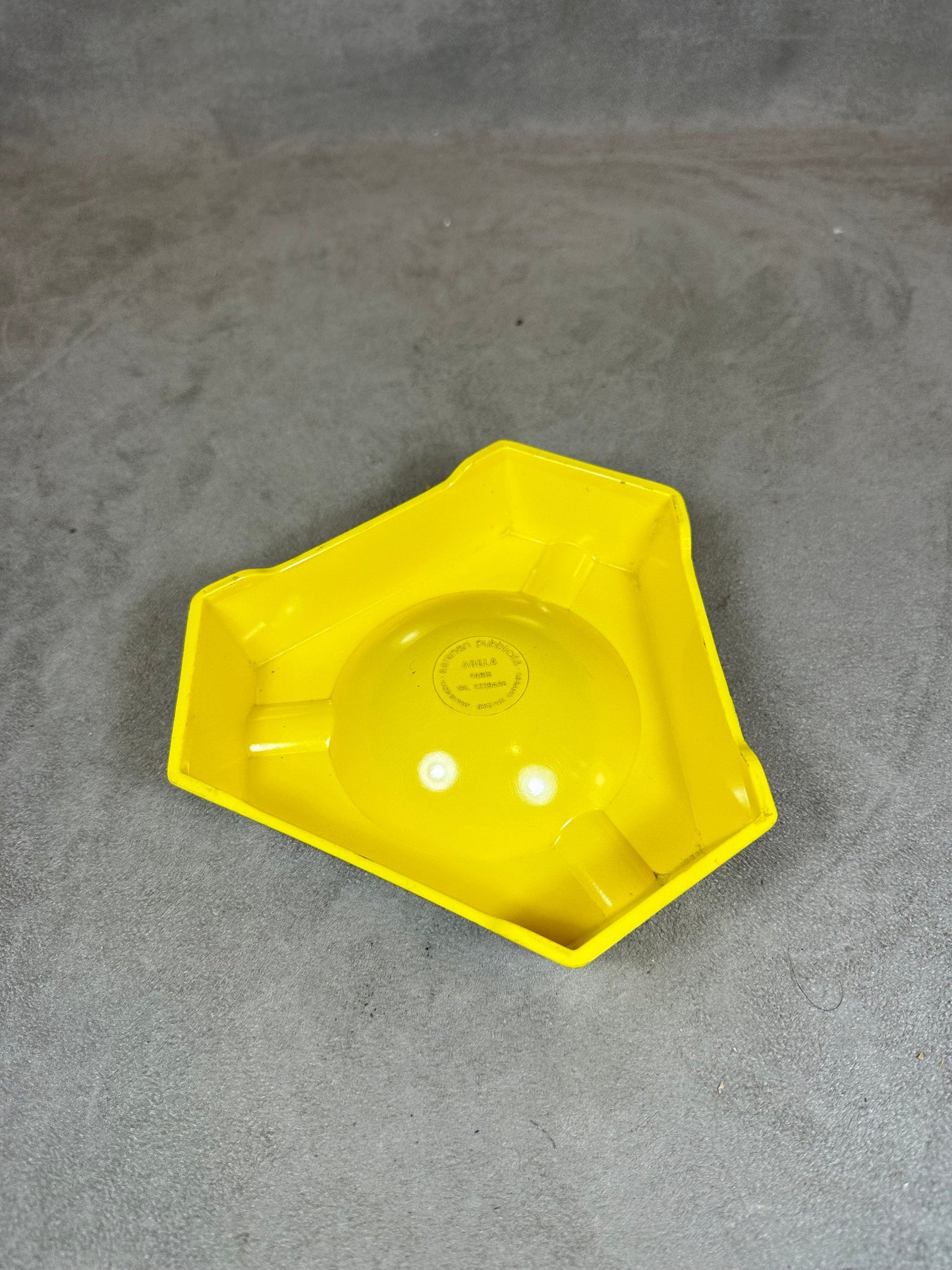 Ricard gelber dreieckiger Werbe-Bar-Aschenbecher aus Kunststoff, Vintage 1960er Jahre
