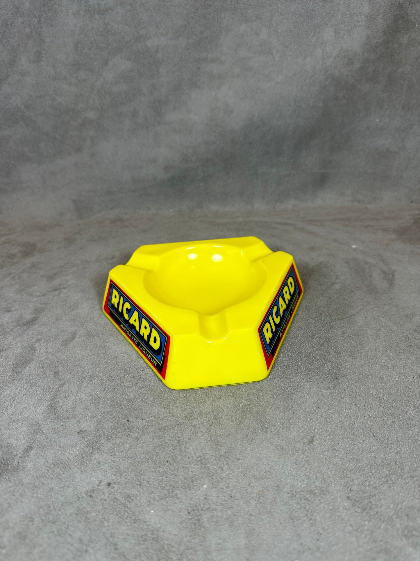 Ricard cendrier de bar triangulaire publicitaire jaune en verre Vintage 1960