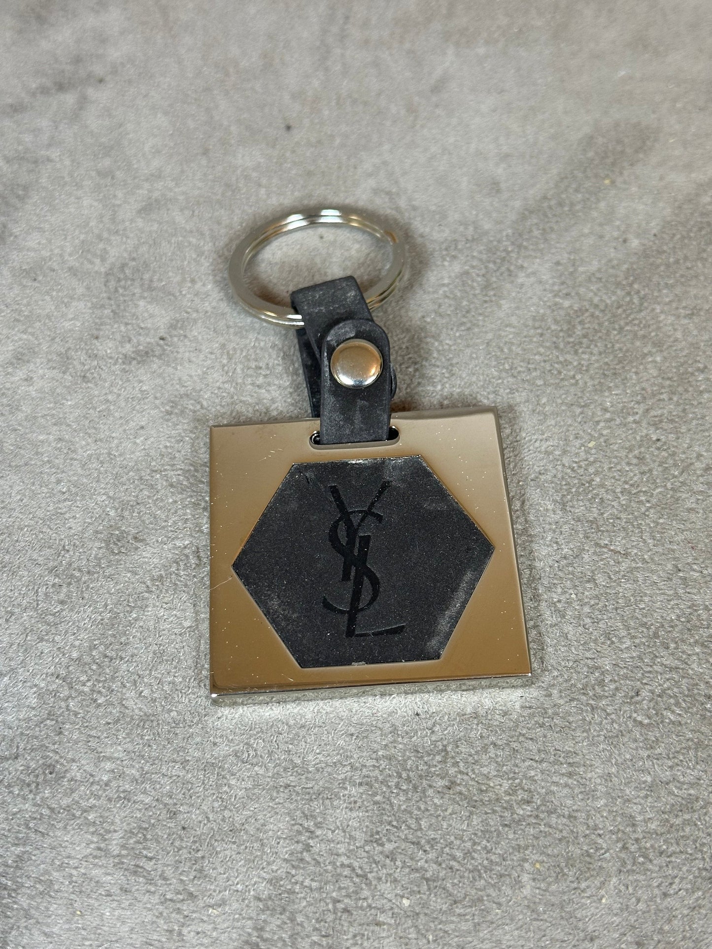 RARE Porte clés Yves Saint Laurent en acier et cuir Made in France Années 1980