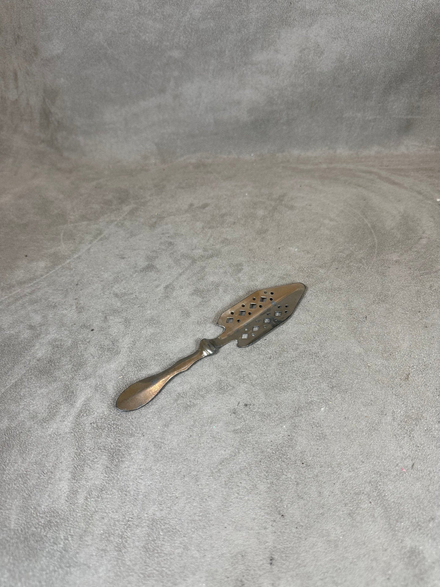 Ancienne cuillère à absinthe en metal extra blanc vintage 1900 Made in France