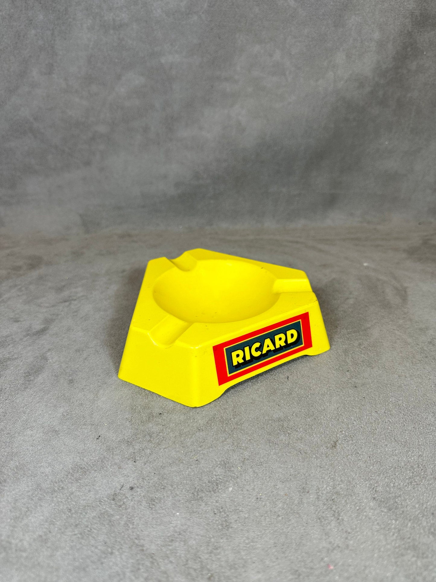 Ricard cendrier de bar triangulaire publicitaire jaune en plastique Vintage 1960