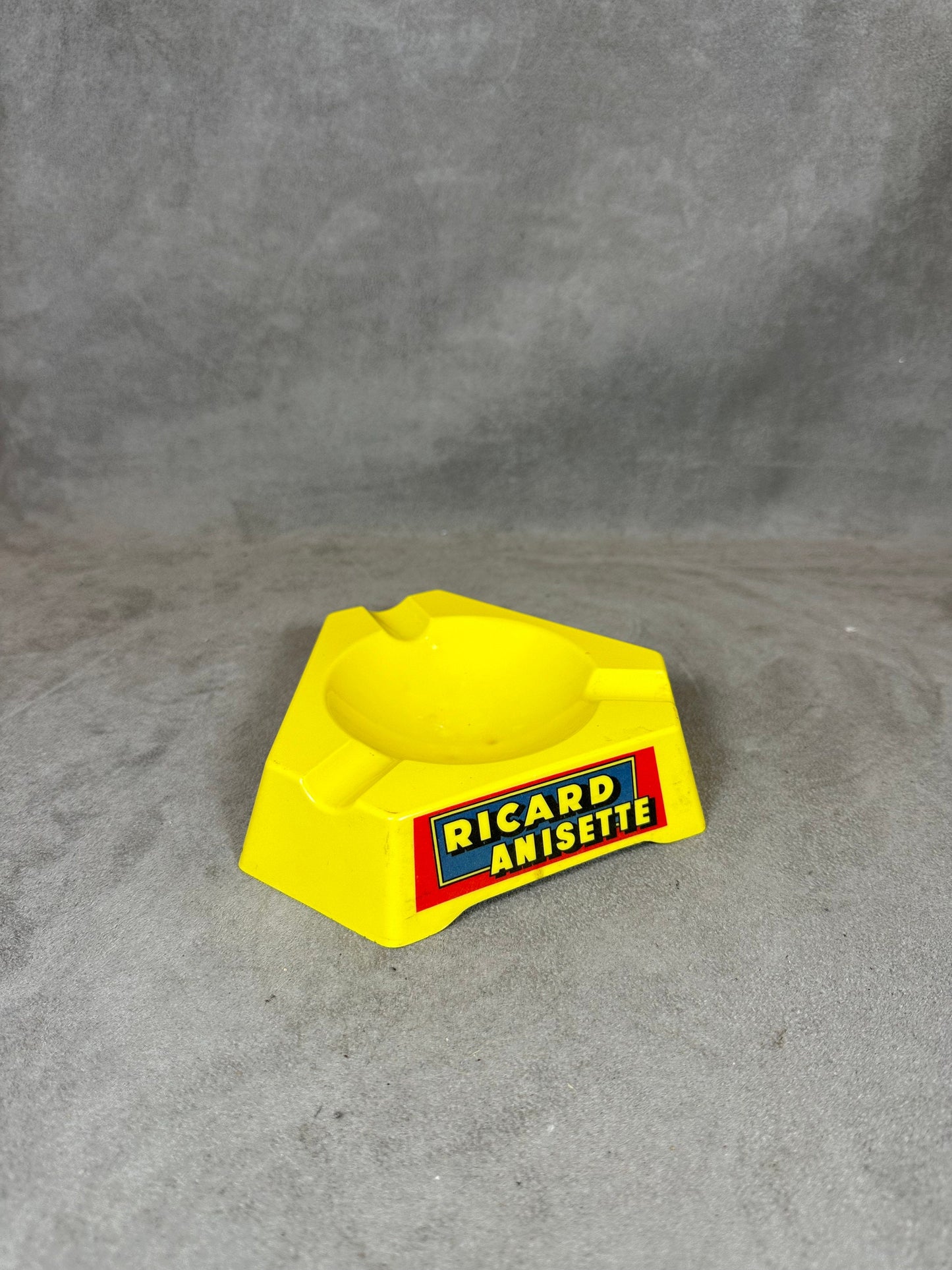 Ricard gelber dreieckiger Werbe-Bar-Aschenbecher aus Kunststoff, Vintage 1960er Jahre