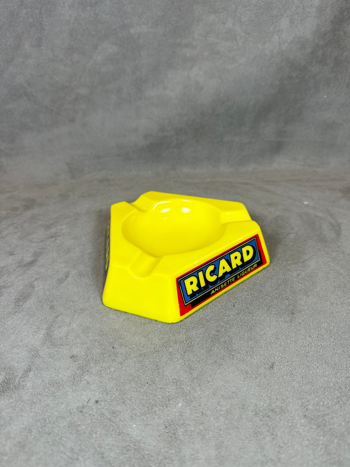 Ricard cendrier de bar triangulaire publicitaire jaune en verre Vintage 1960