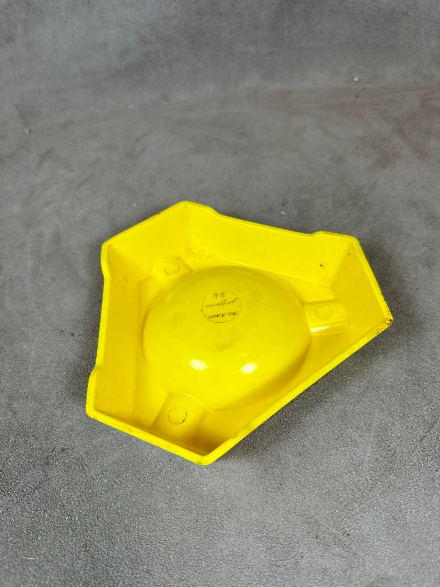 Ricard gelber dreieckiger Werbe-Bar-Aschenbecher aus Kunststoff, Vintage 1960er Jahre