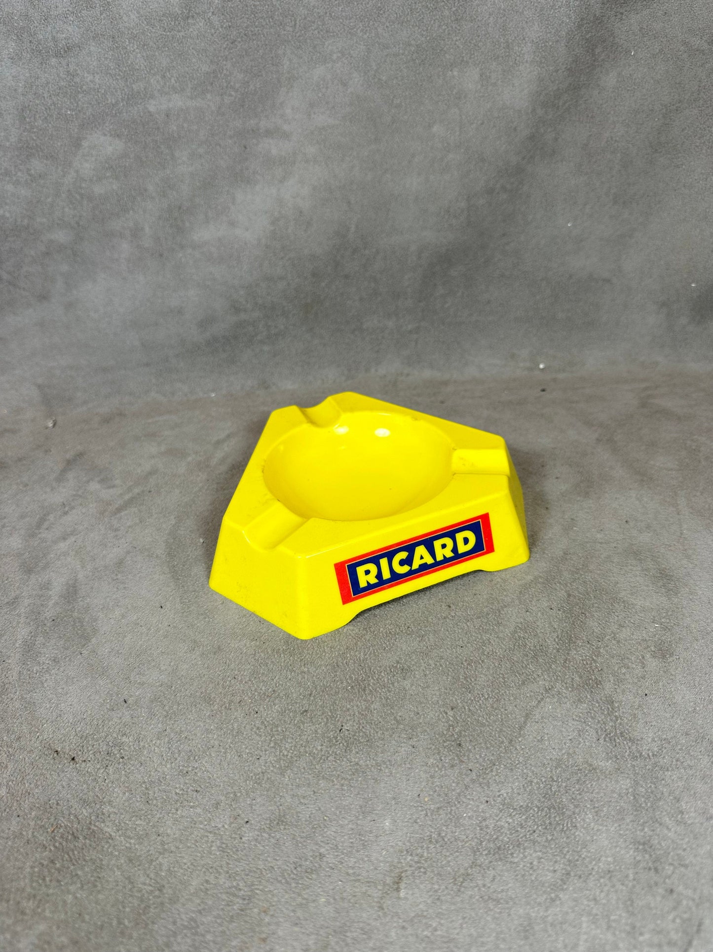Ricard cendrier de bar triangulaire publicitaire jaune en plastique Vintage 1960