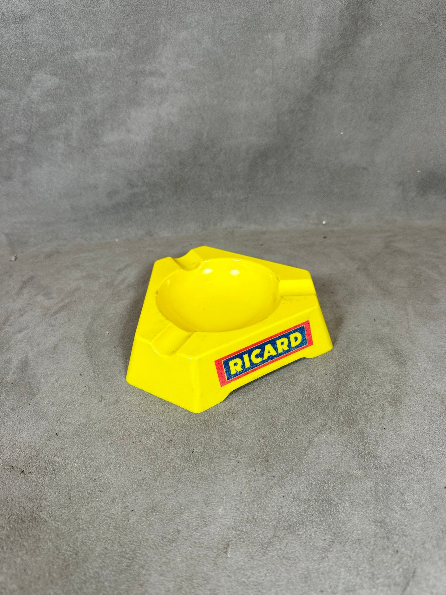 Ricard cendrier de bar triangulaire publicitaire jaune en plastique Vintage 1960