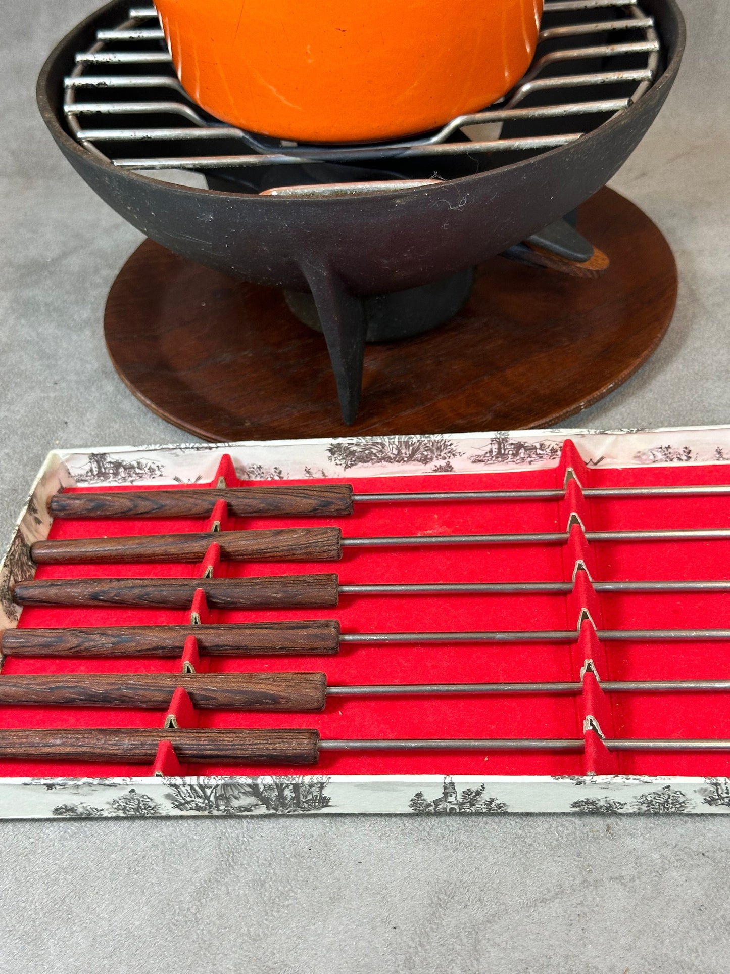 Appareil a fondue vintage en fonte emaillée avec ses 6 fourchettes Le Creuset Made in France