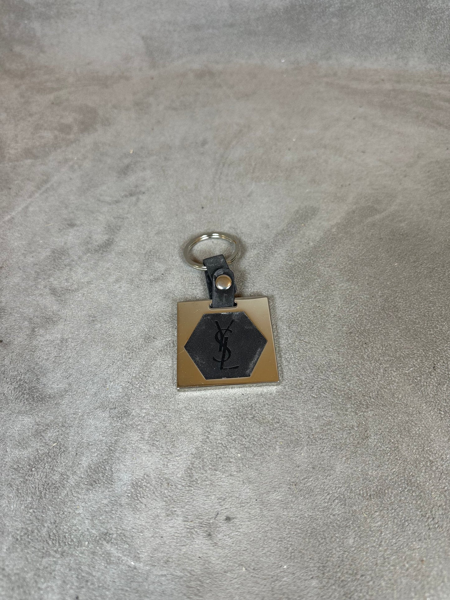 RARE Porte clés Yves Saint Laurent en acier et cuir Made in France Années 1980
