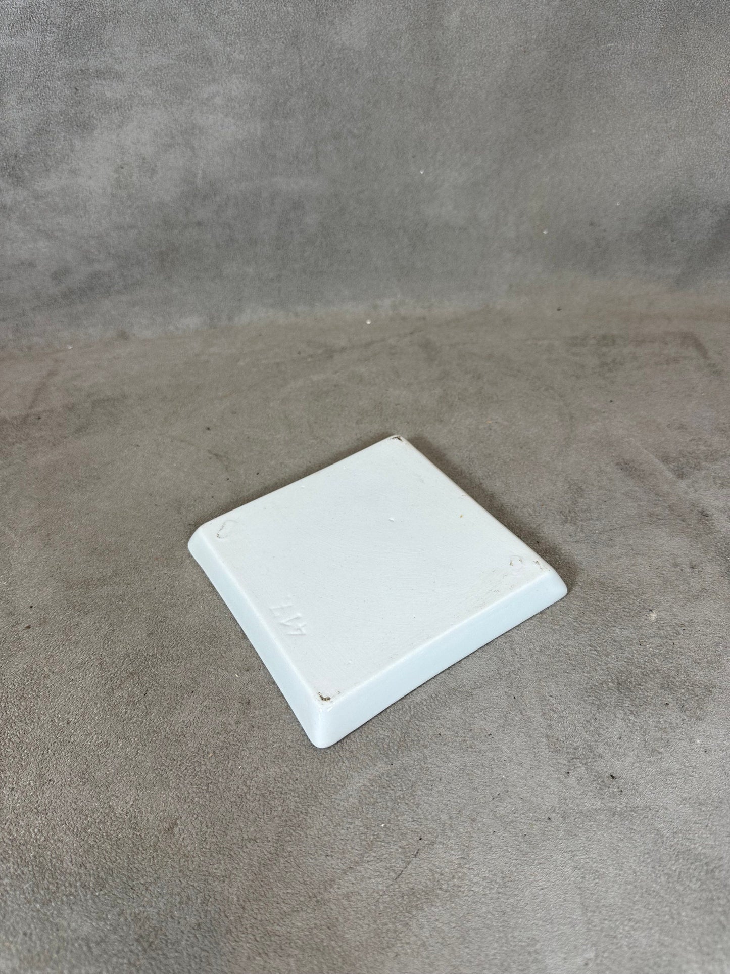 Cendrier publicitaire vintage du restaurant Le Globe d'Or à Paris en porcelaine Années 1970