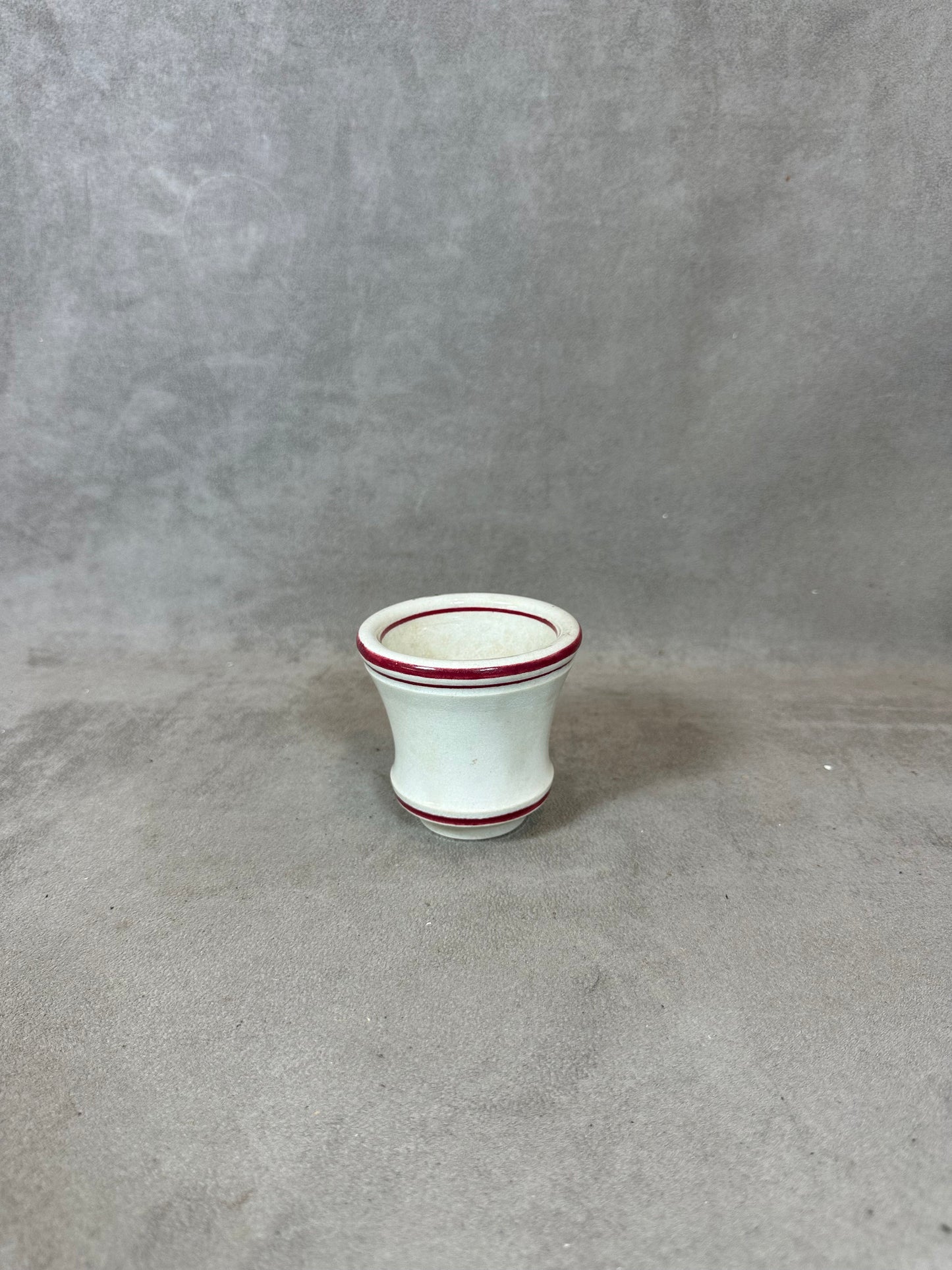 Tasse Brulot ancienne en faience blanche et rouge vintage Made in France Années 1920