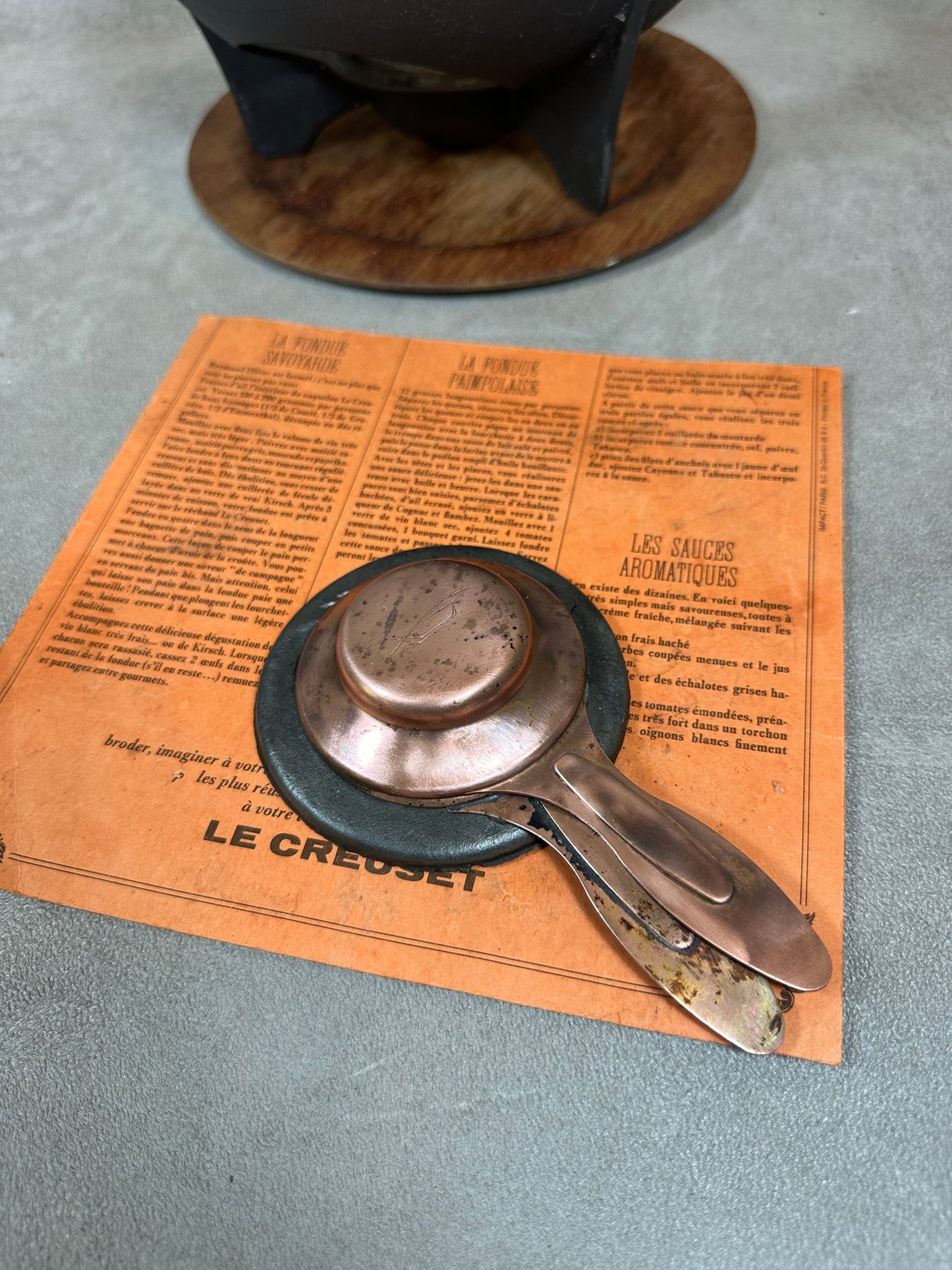 Appareil a fondue vintage en fonte emaillée avec ses 6 fourchettes Le Creuset Made in France
