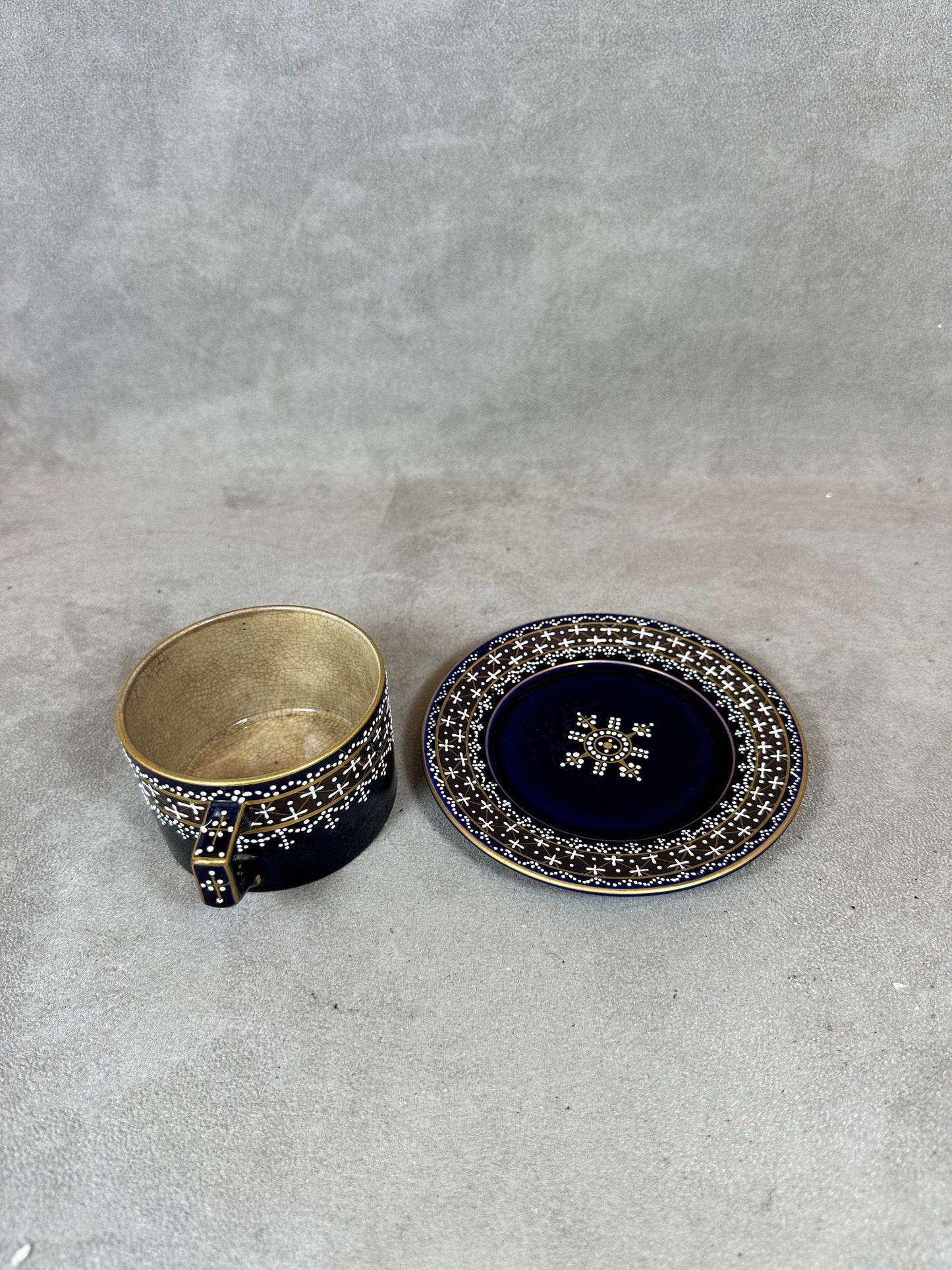 VERY RARE Tasse et sa soucoupe en faience ancienne bleu de cobalt bleu de four or rehauts d'émail blanc 1889 Made in France