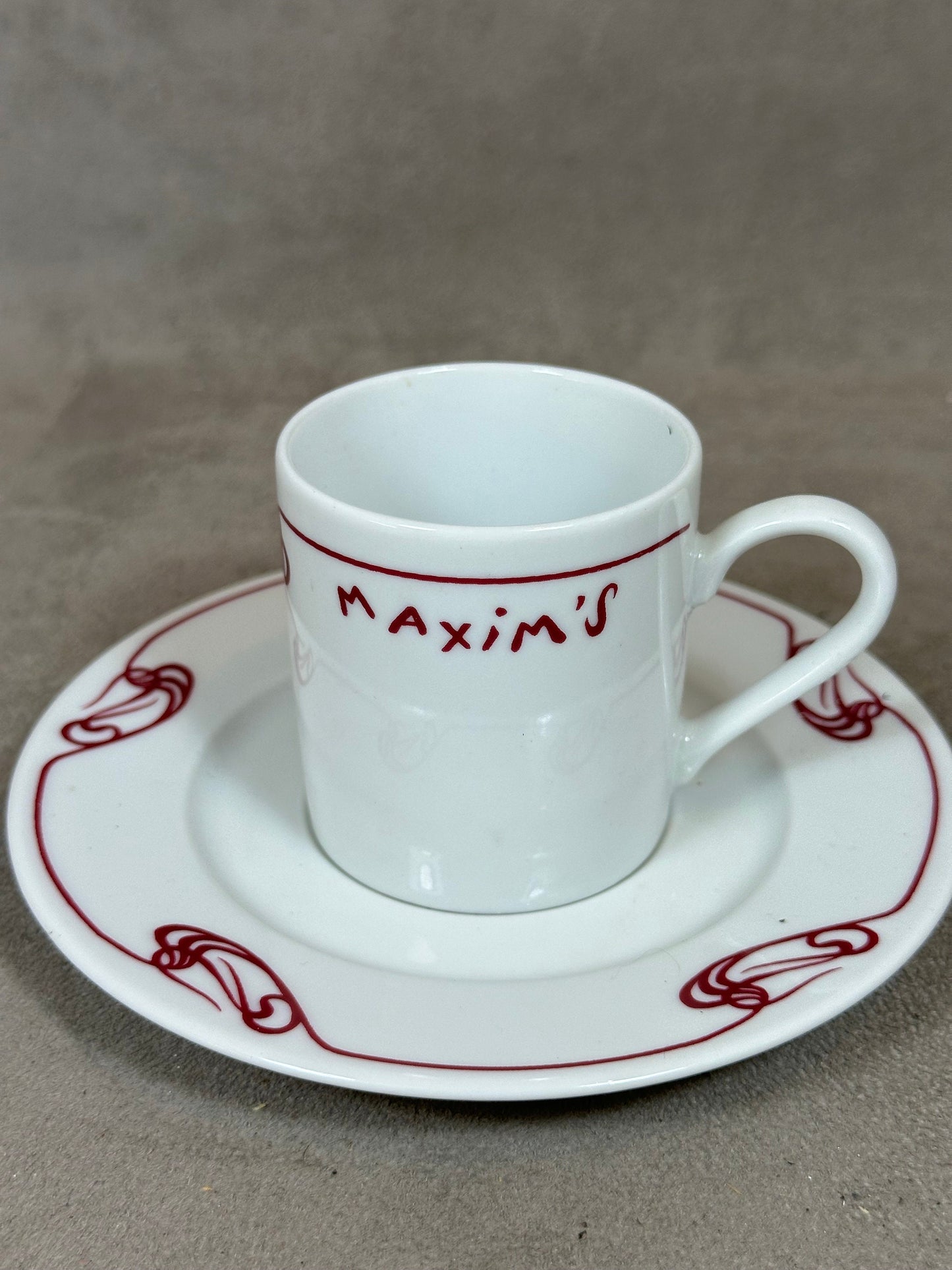 Tasse à café en porcelaine décoré Maxim's de Paris Made in France Années 1970