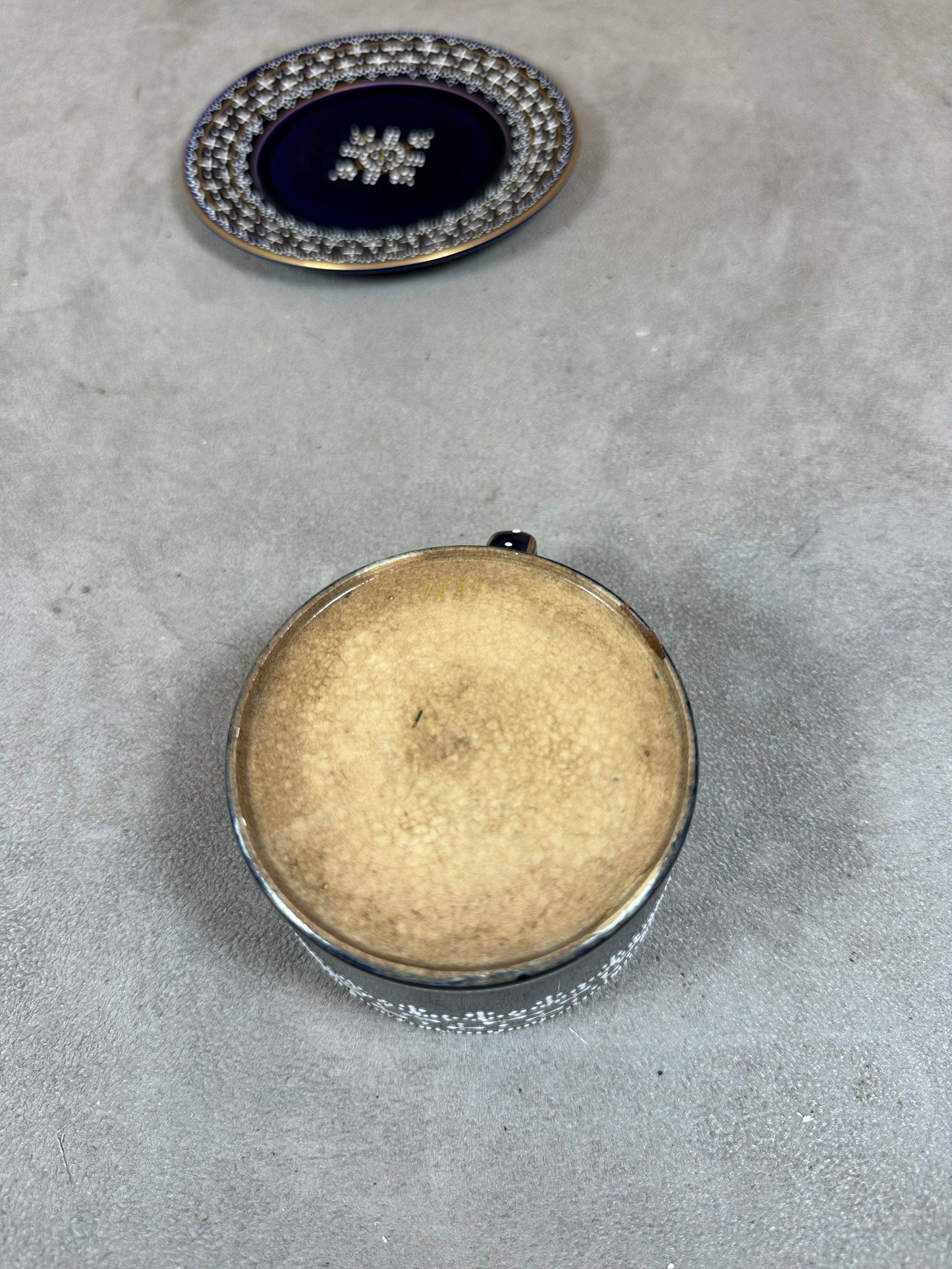 VERY RARE Tasse et sa soucoupe en faience ancienne bleu de cobalt bleu de four or rehauts d'émail blanc 1889 Made in France