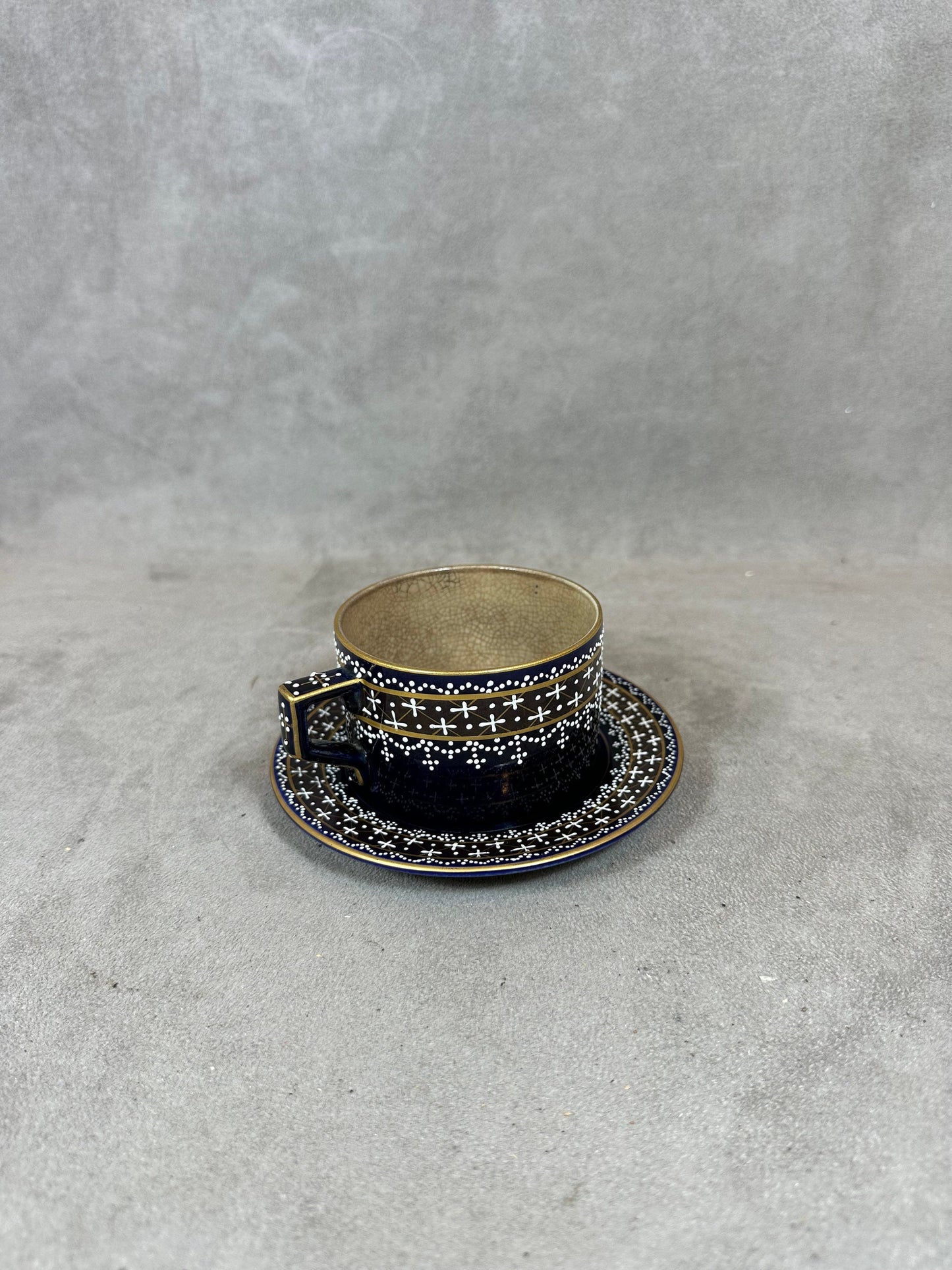 VERY RARE Tasse et sa soucoupe en faience ancienne bleu de cobalt bleu de four or rehauts d'émail blanc 1889 Made in France