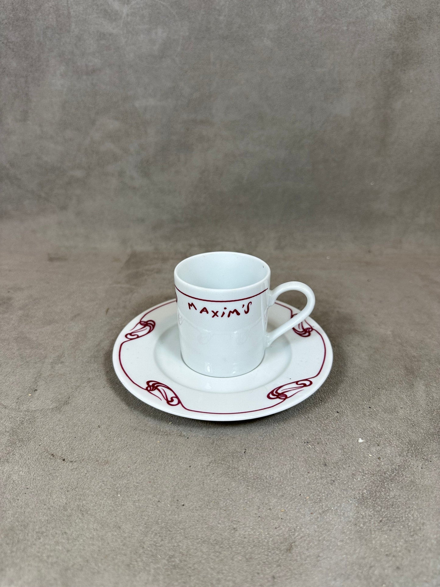 Tasse à café en porcelaine décoré Maxim's de Paris Made in France Années 1970