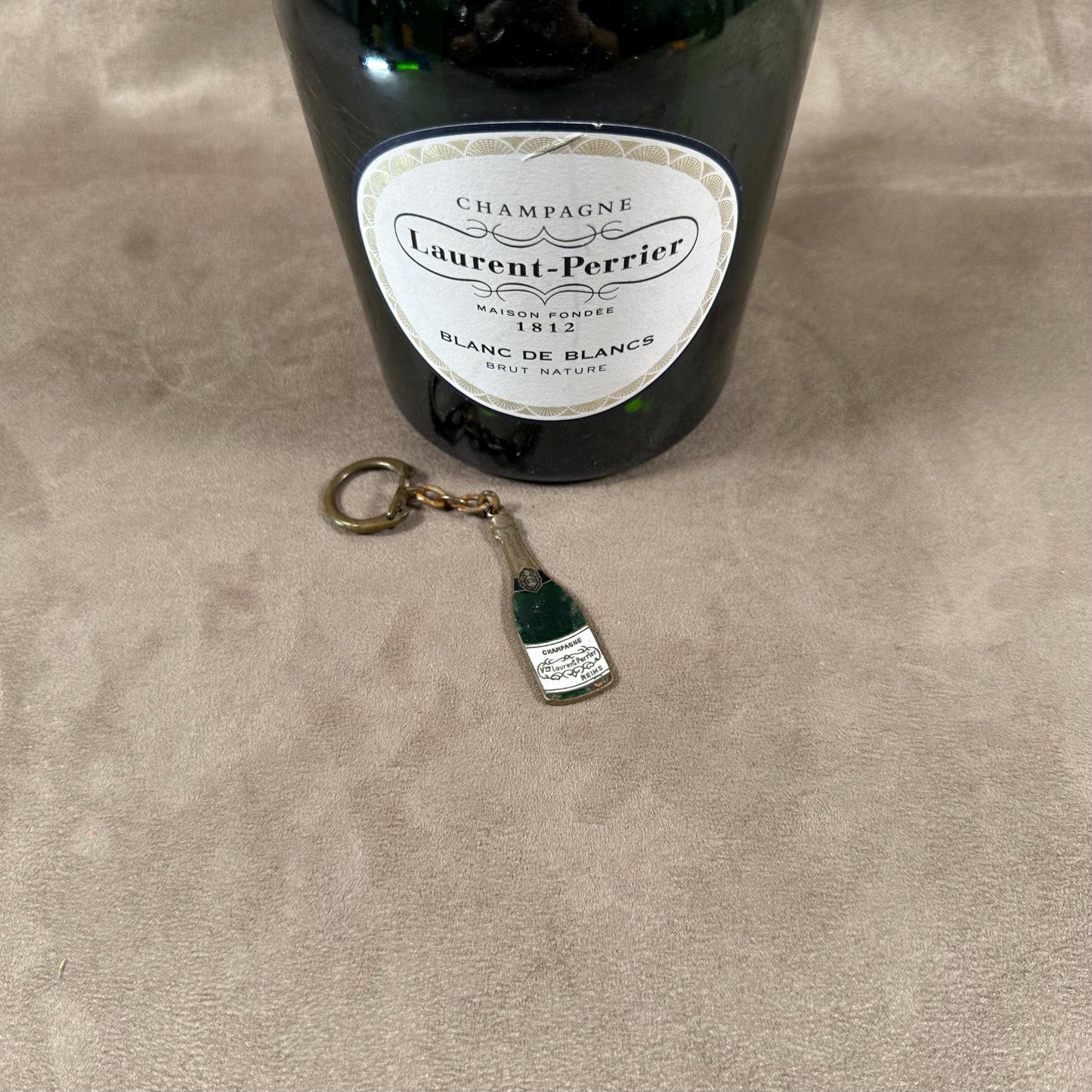 Porte clés Laurent-Perrier en forme de bouteille de champagne vintage Made in France Années 1980